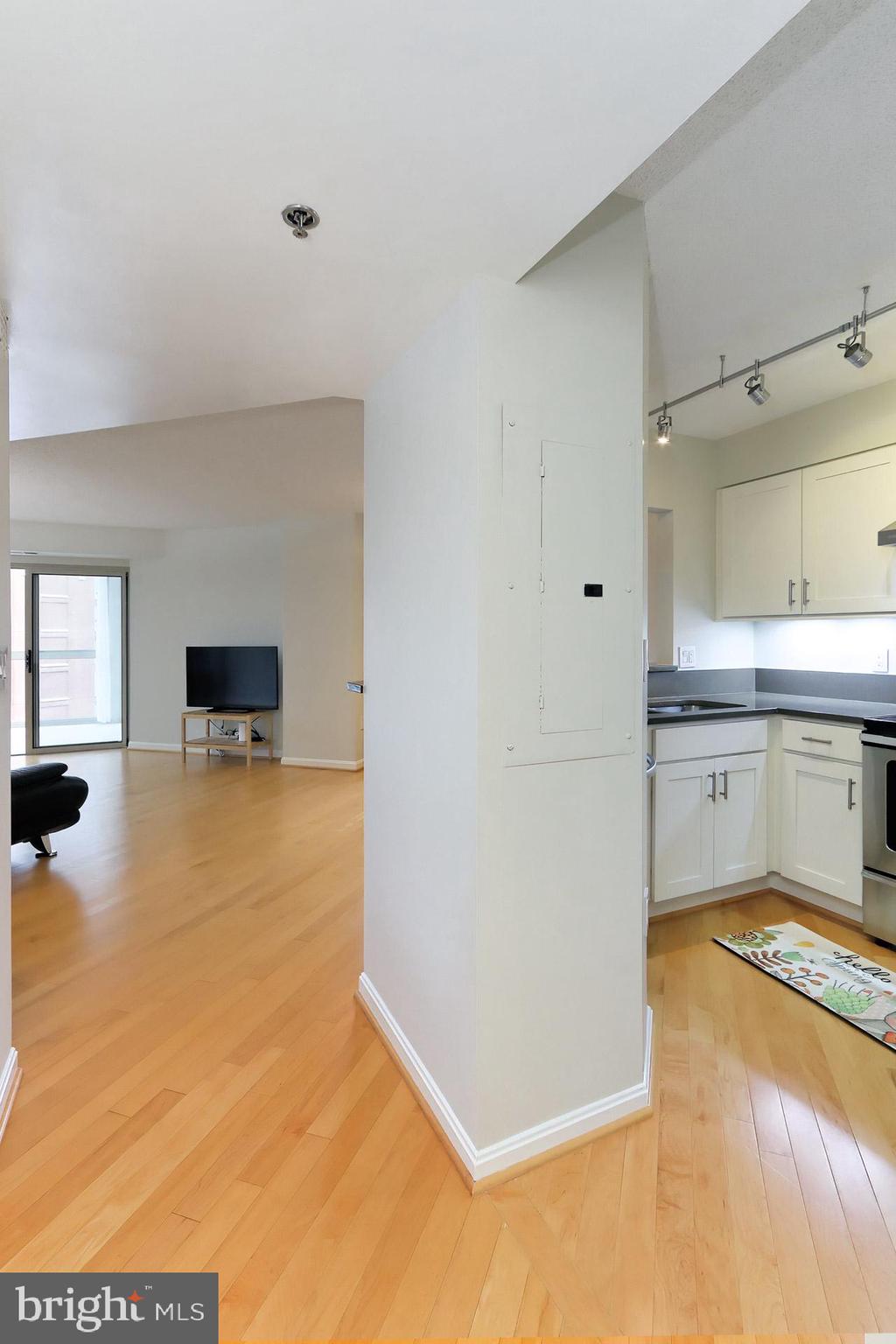 CARLYLE TOWERS - Residential