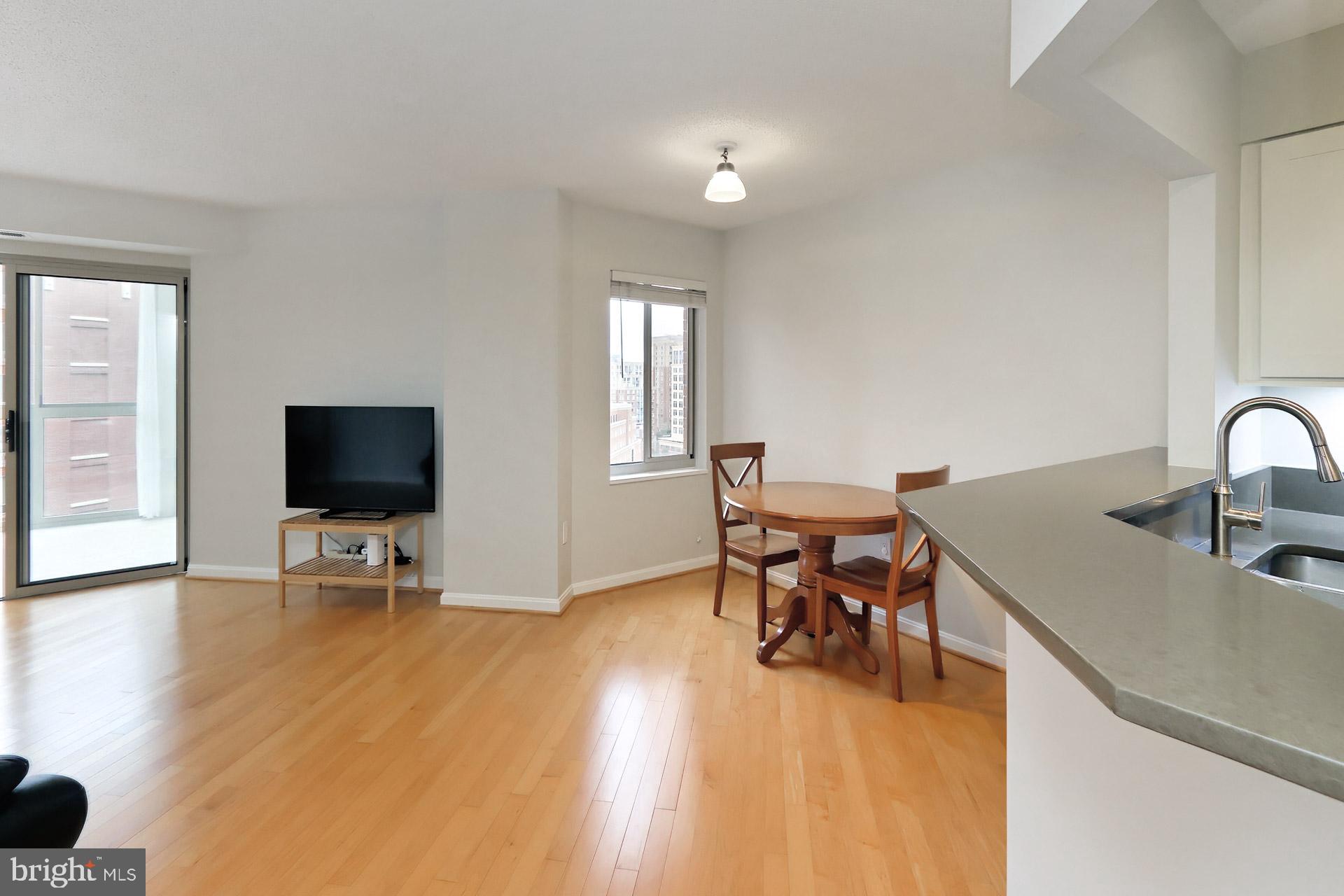 CARLYLE TOWERS - Residential