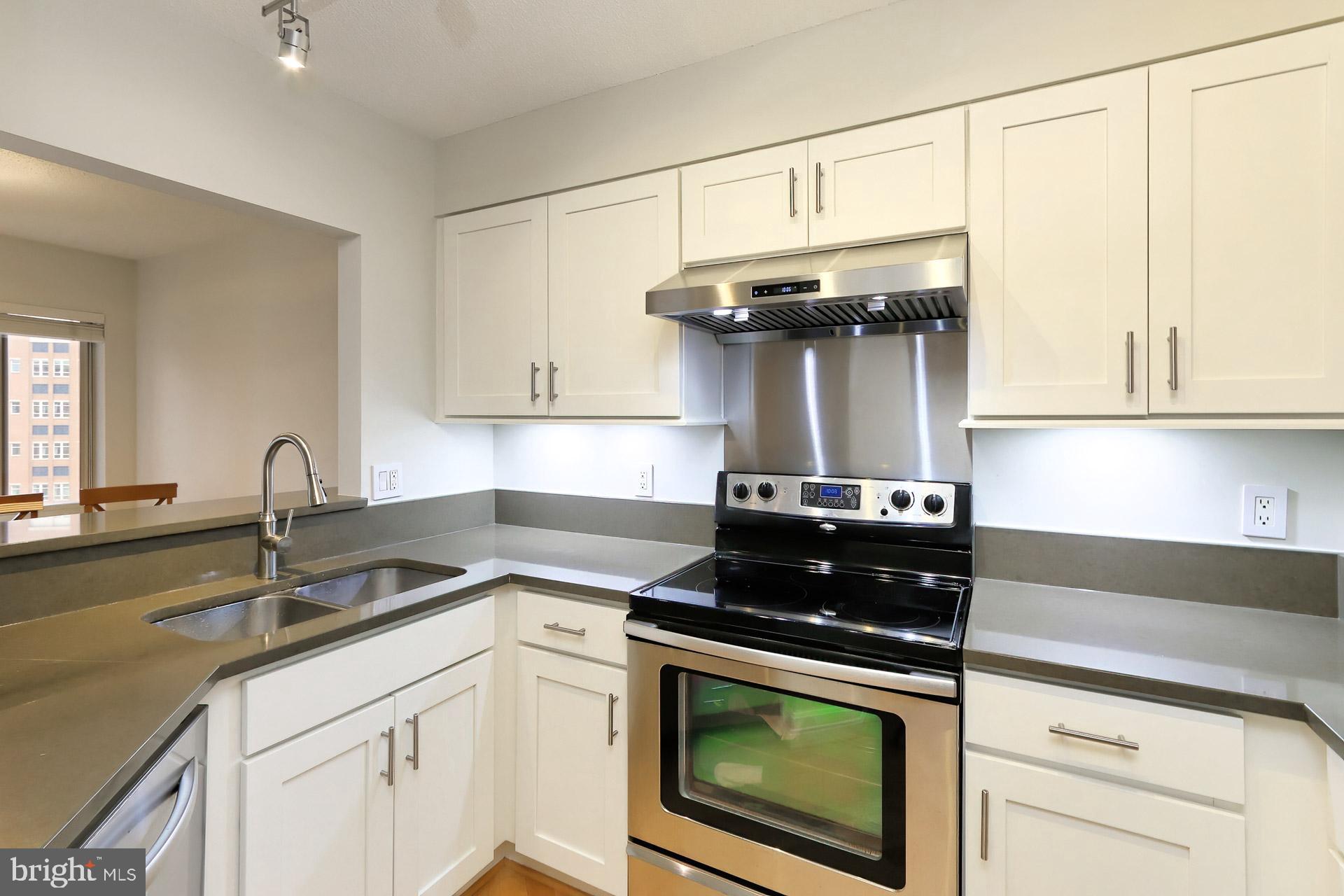 CARLYLE TOWERS - Residential