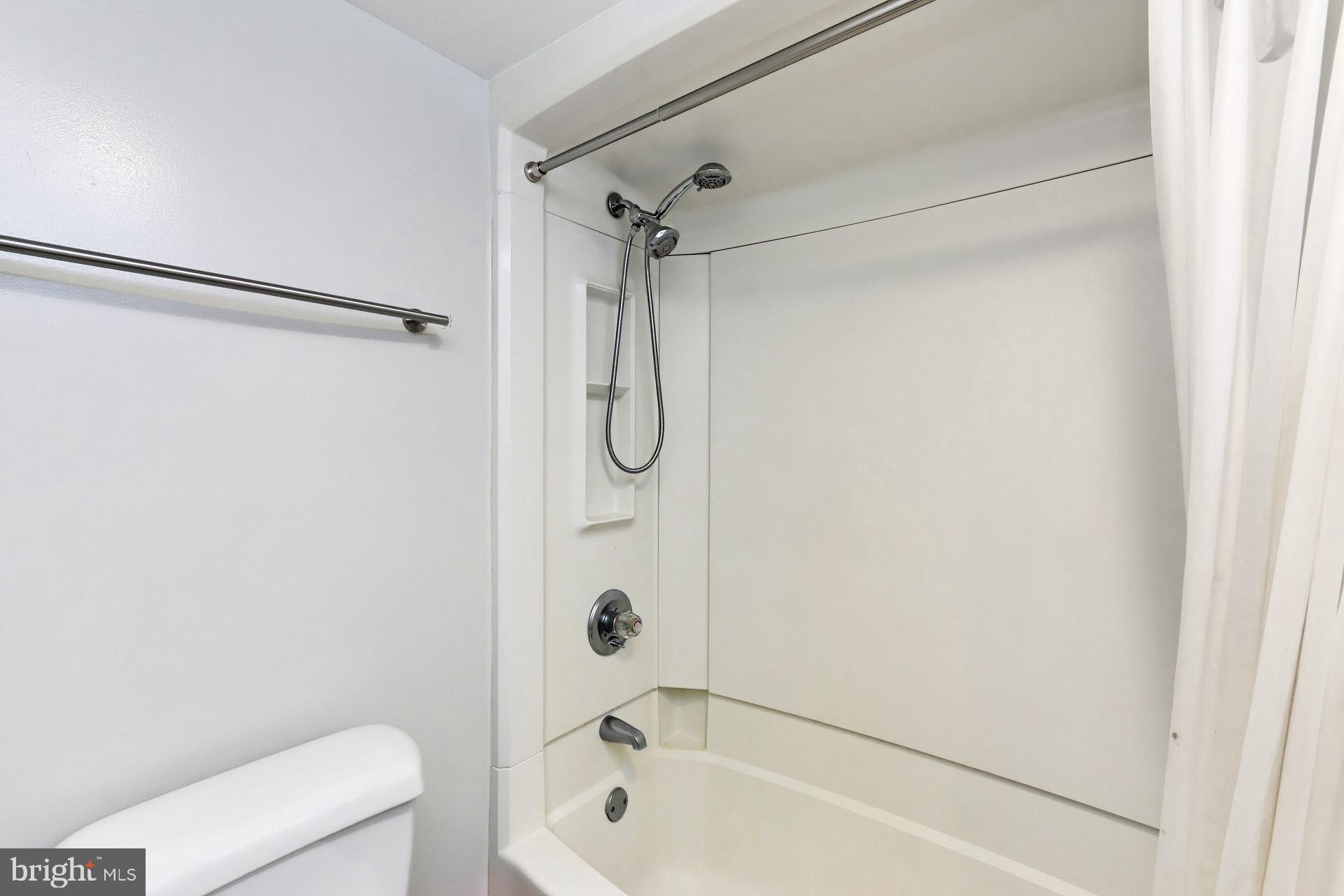 CARLYLE TOWERS - Residential