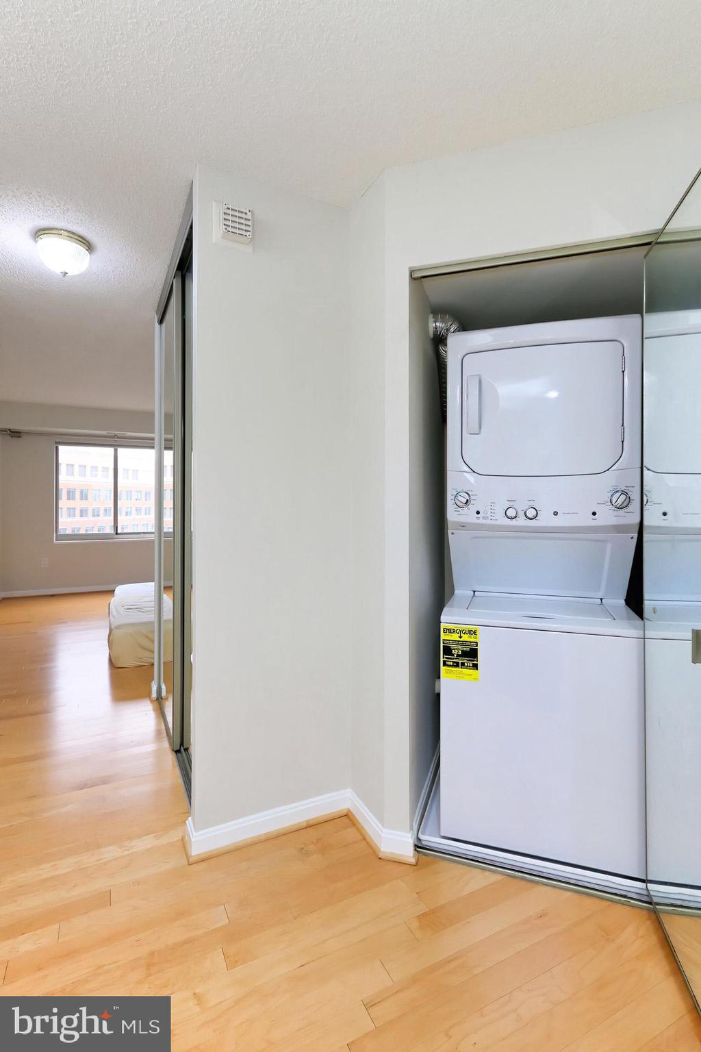 CARLYLE TOWERS - Residential