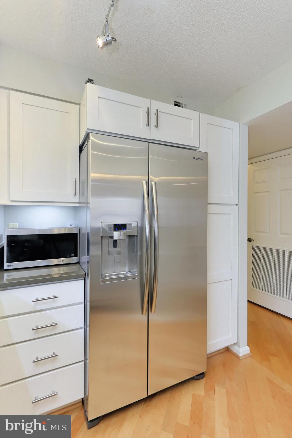 CARLYLE TOWERS - Residential