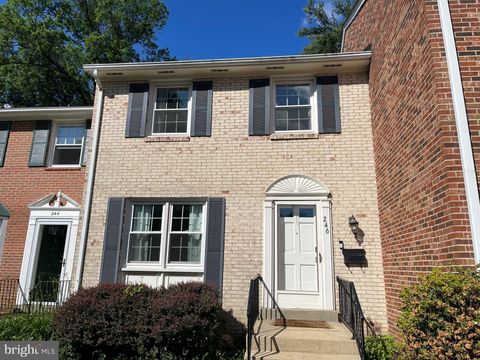 246 COMMONS DRIVE NW VIENNA VA 22180