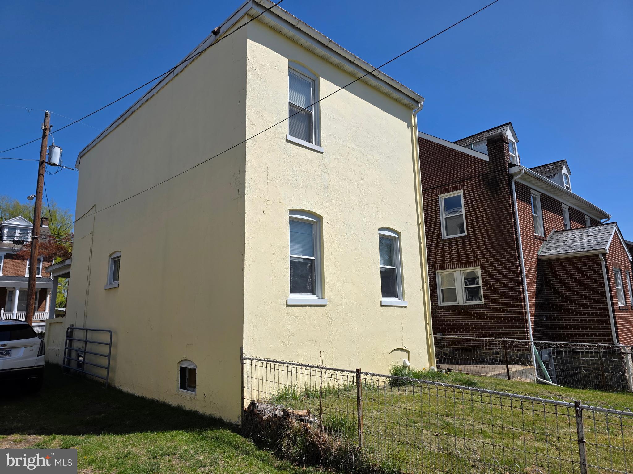 Main image without alt text