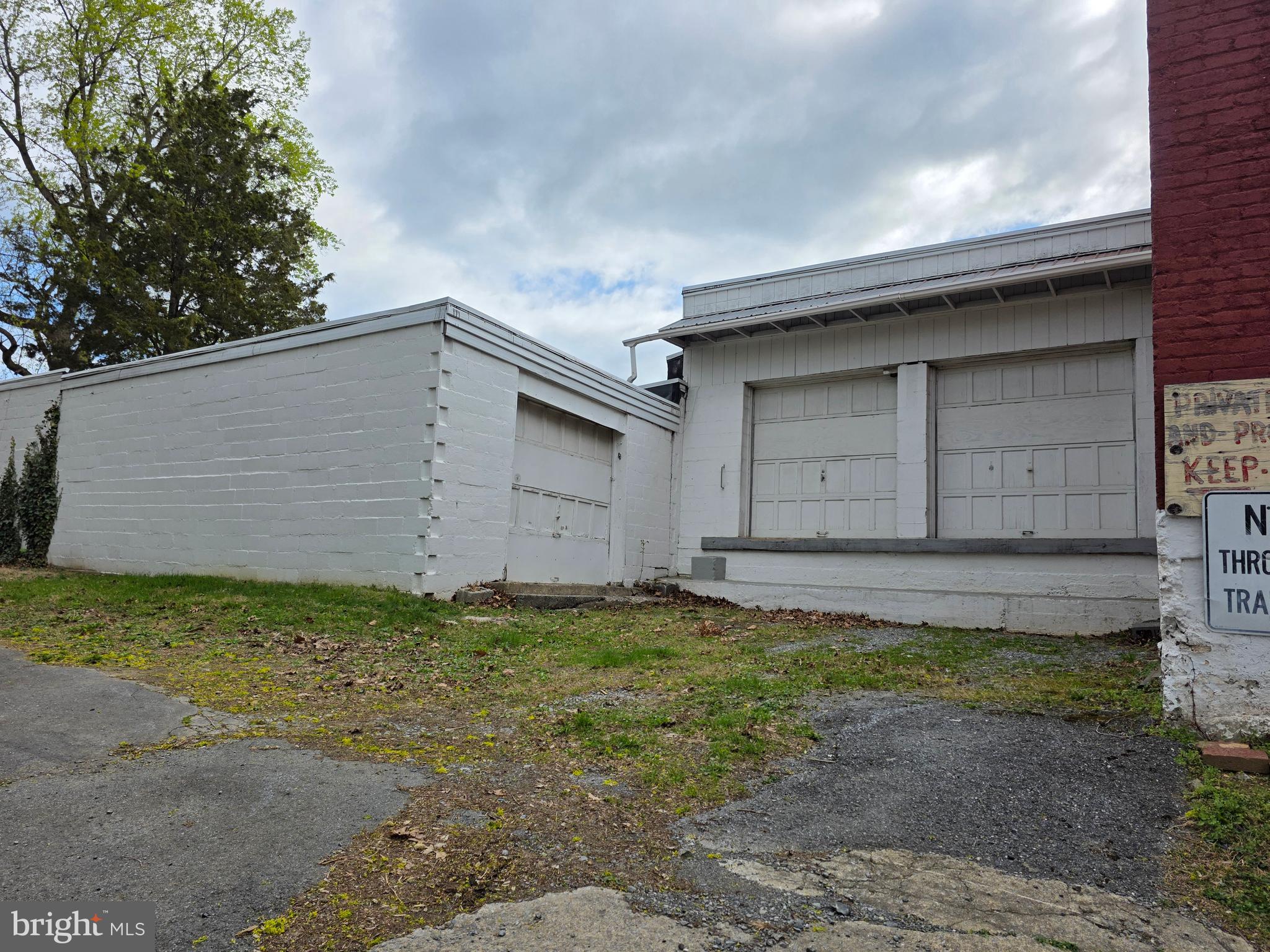 Main image without alt text