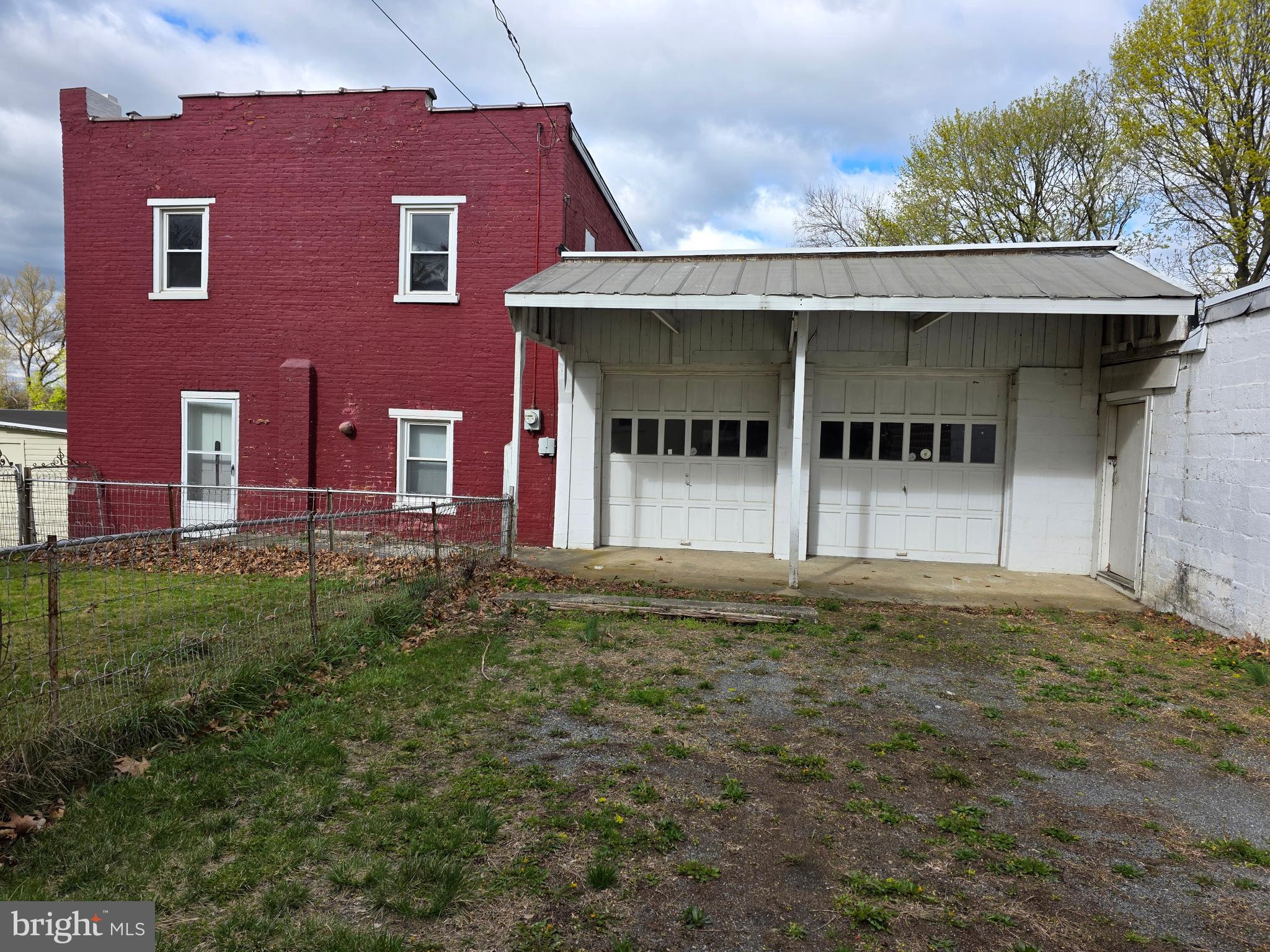 Main image without alt text