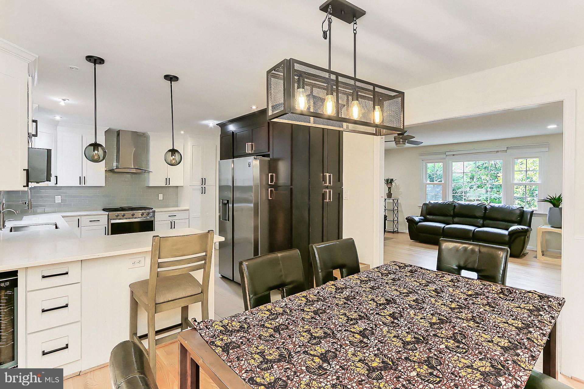 COUNTRY CLUB HILLS - Residential Lease