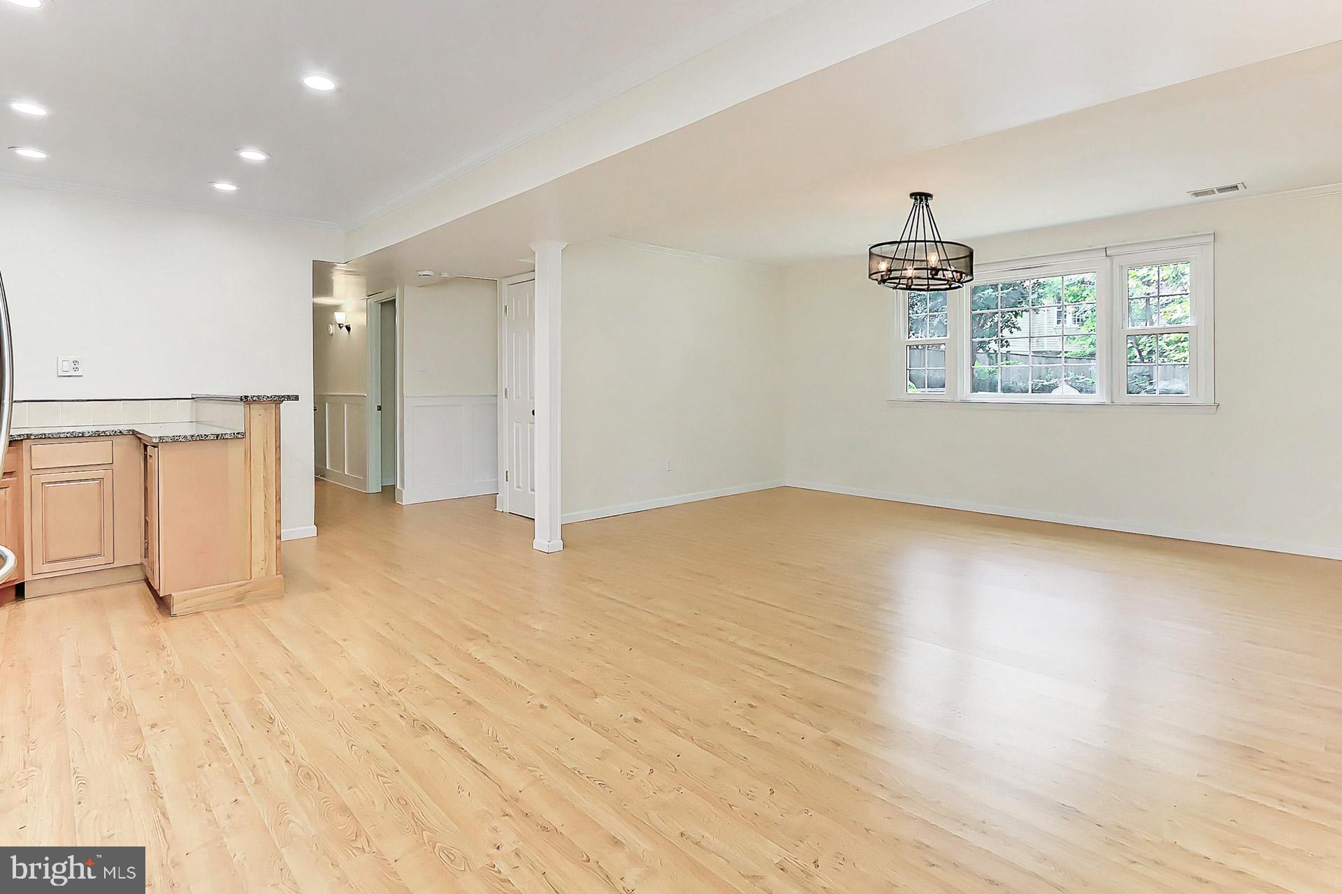 COUNTRY CLUB HILLS - Residential Lease