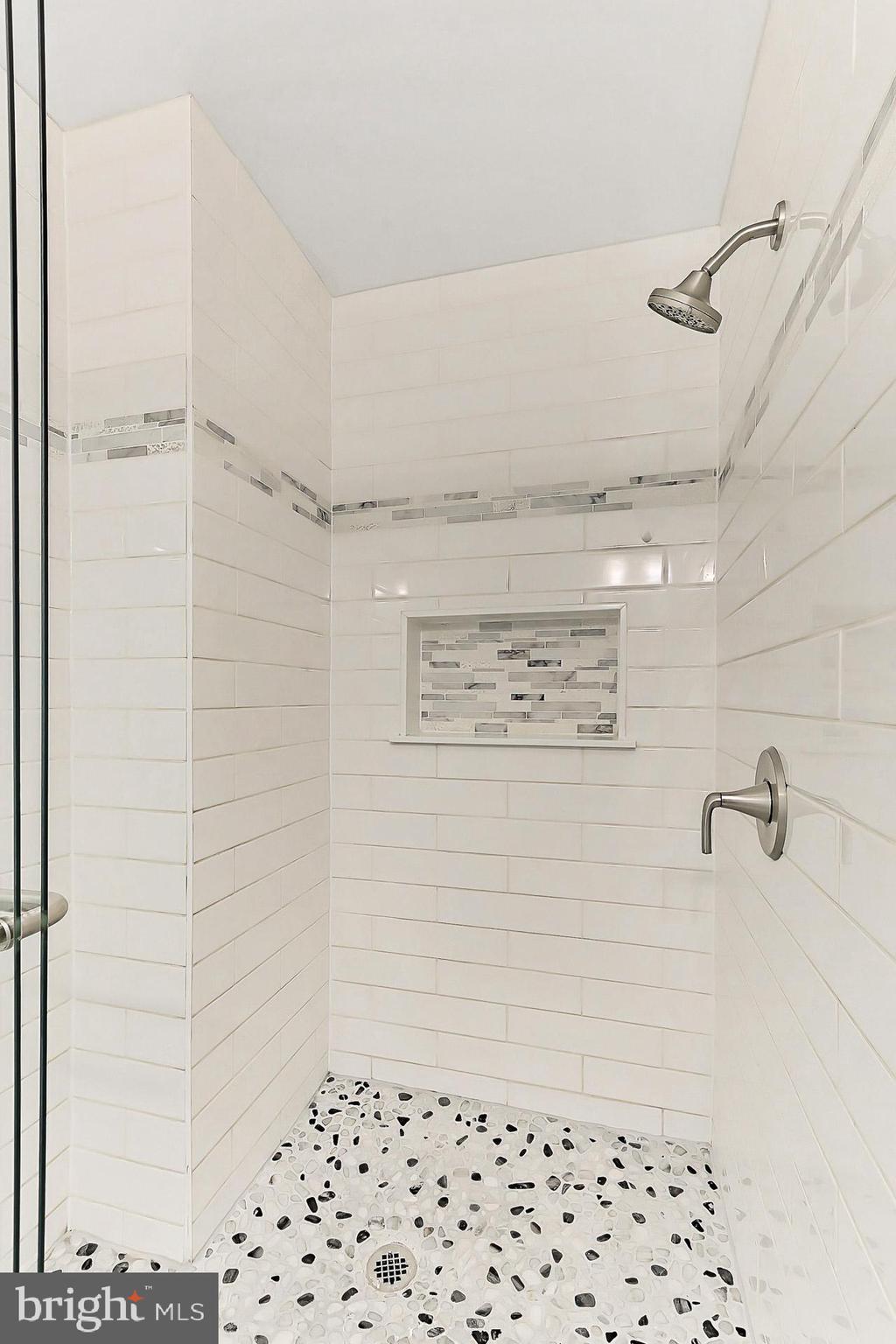 COUNTRY CLUB HILLS - Residential Lease