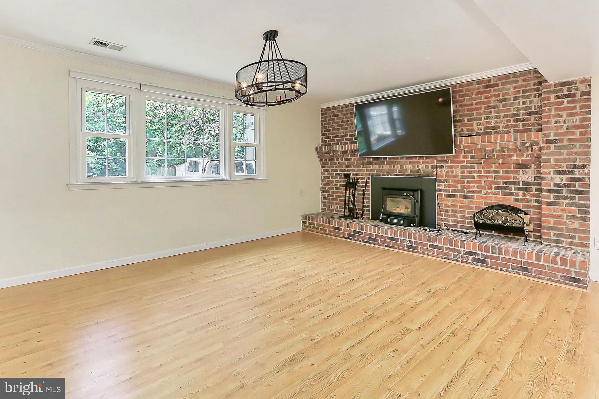 COUNTRY CLUB HILLS - Residential Lease