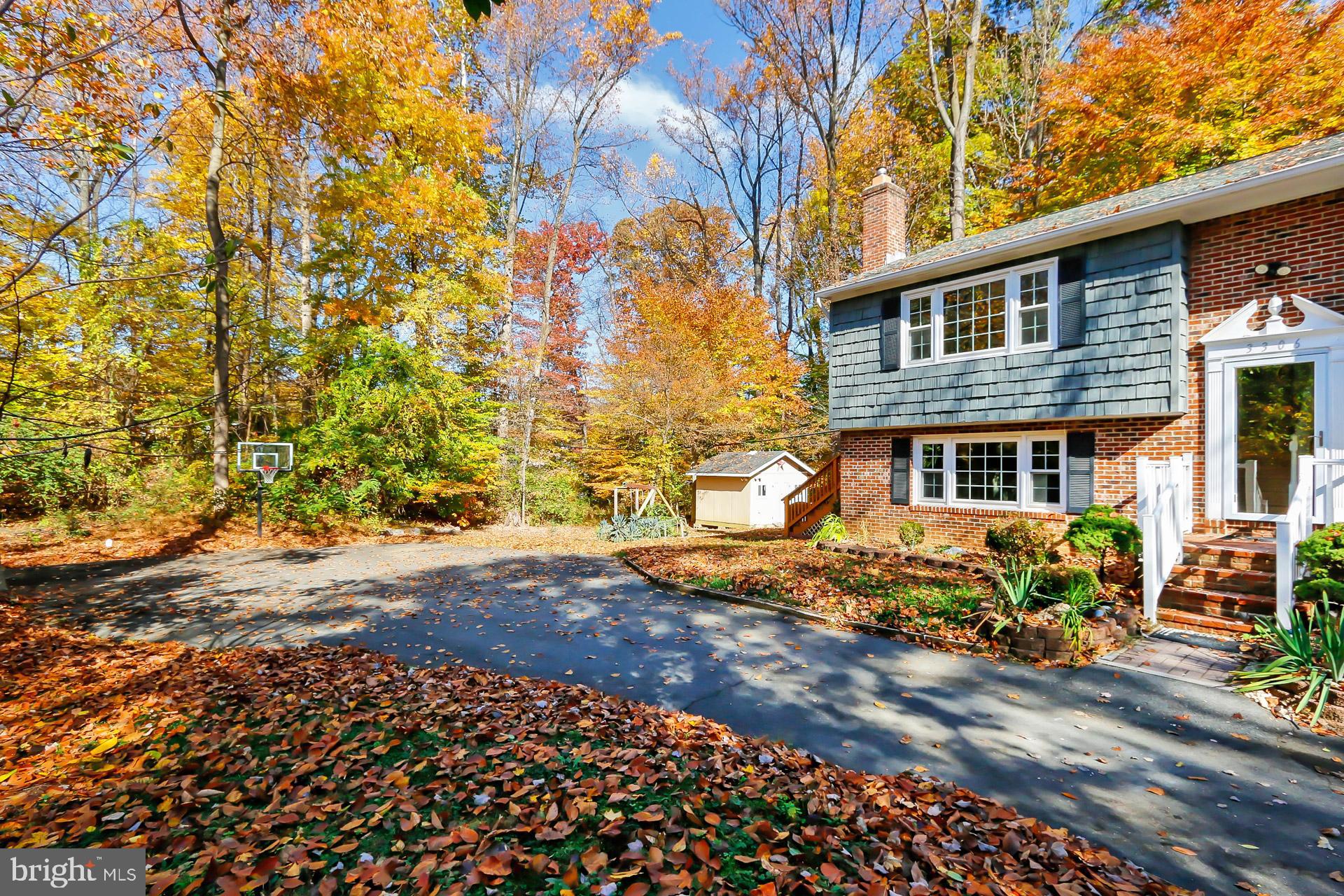 COUNTRY CLUB HILLS - Residential Lease