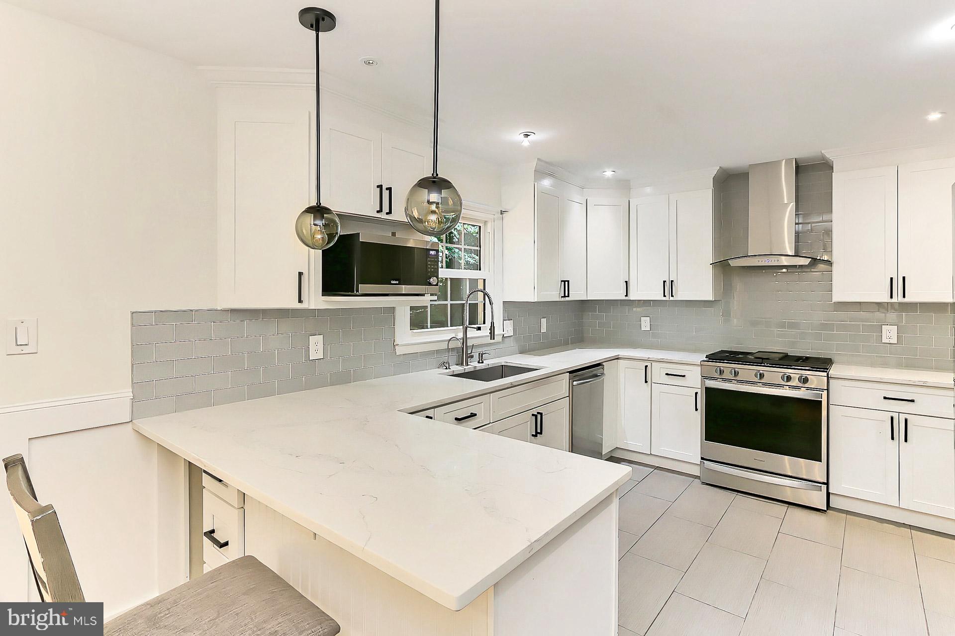 COUNTRY CLUB HILLS - Residential Lease