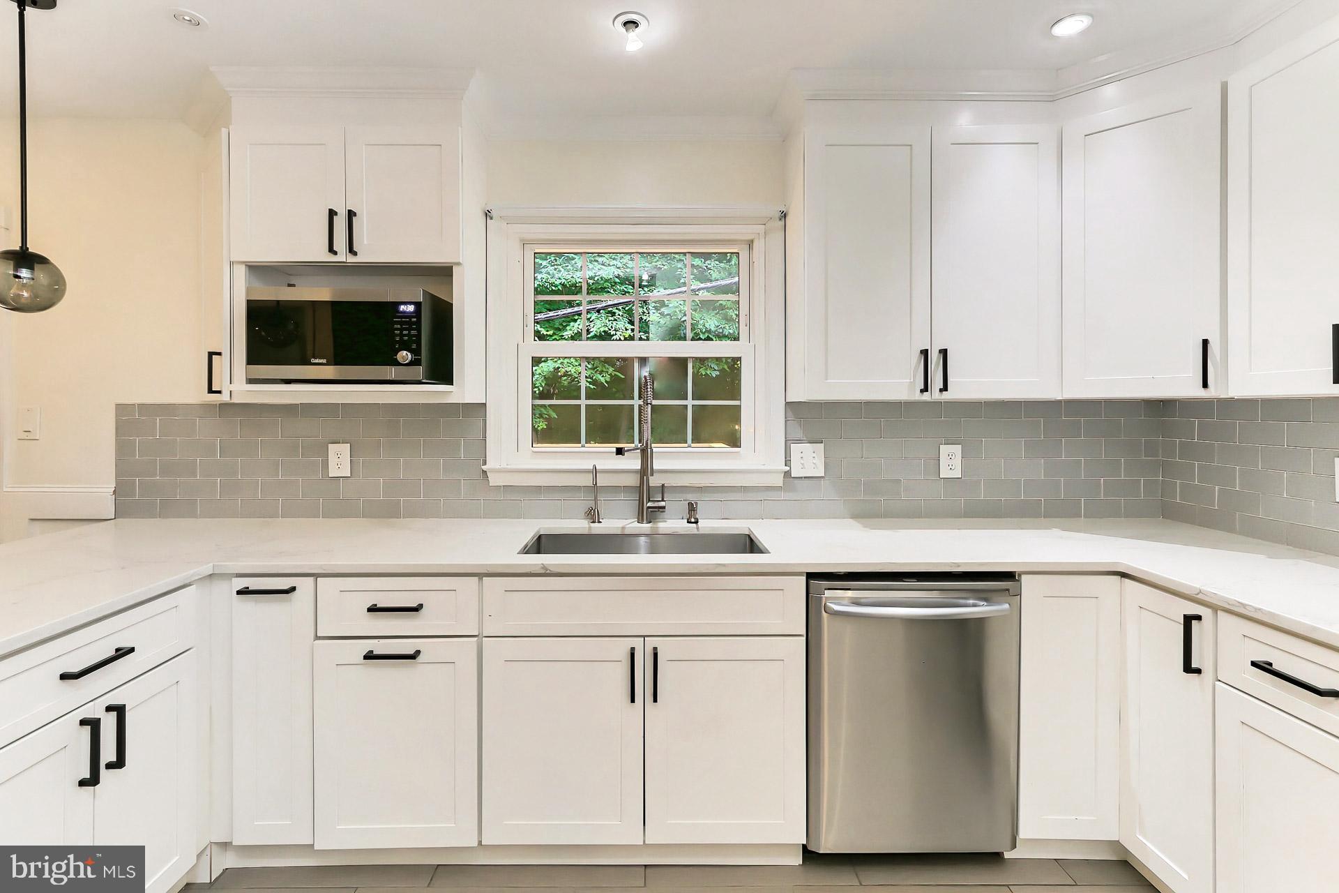 COUNTRY CLUB HILLS - Residential Lease