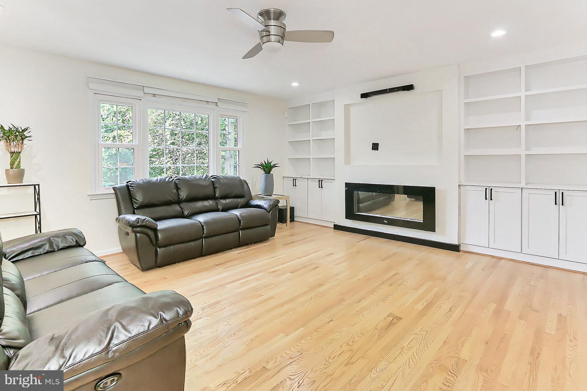 COUNTRY CLUB HILLS - Residential Lease