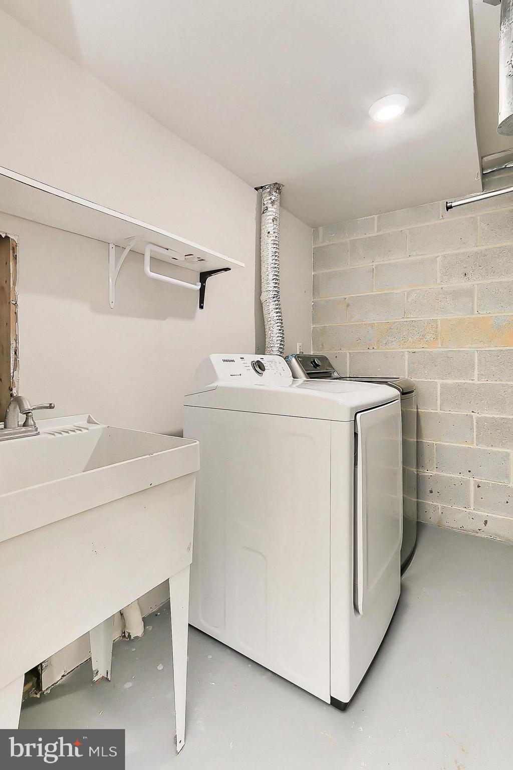 COUNTRY CLUB HILLS - Residential Lease