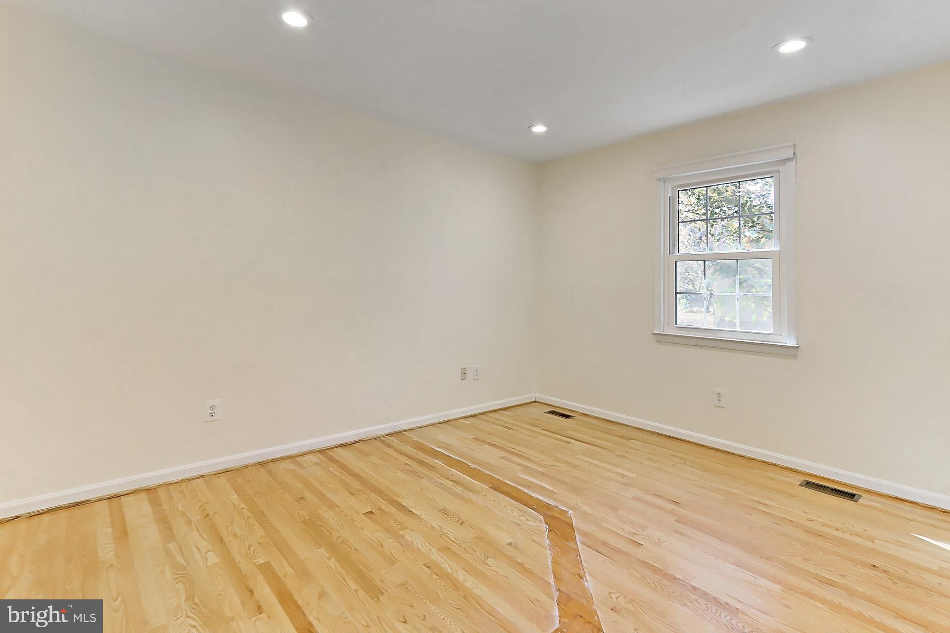 COUNTRY CLUB HILLS - Residential Lease