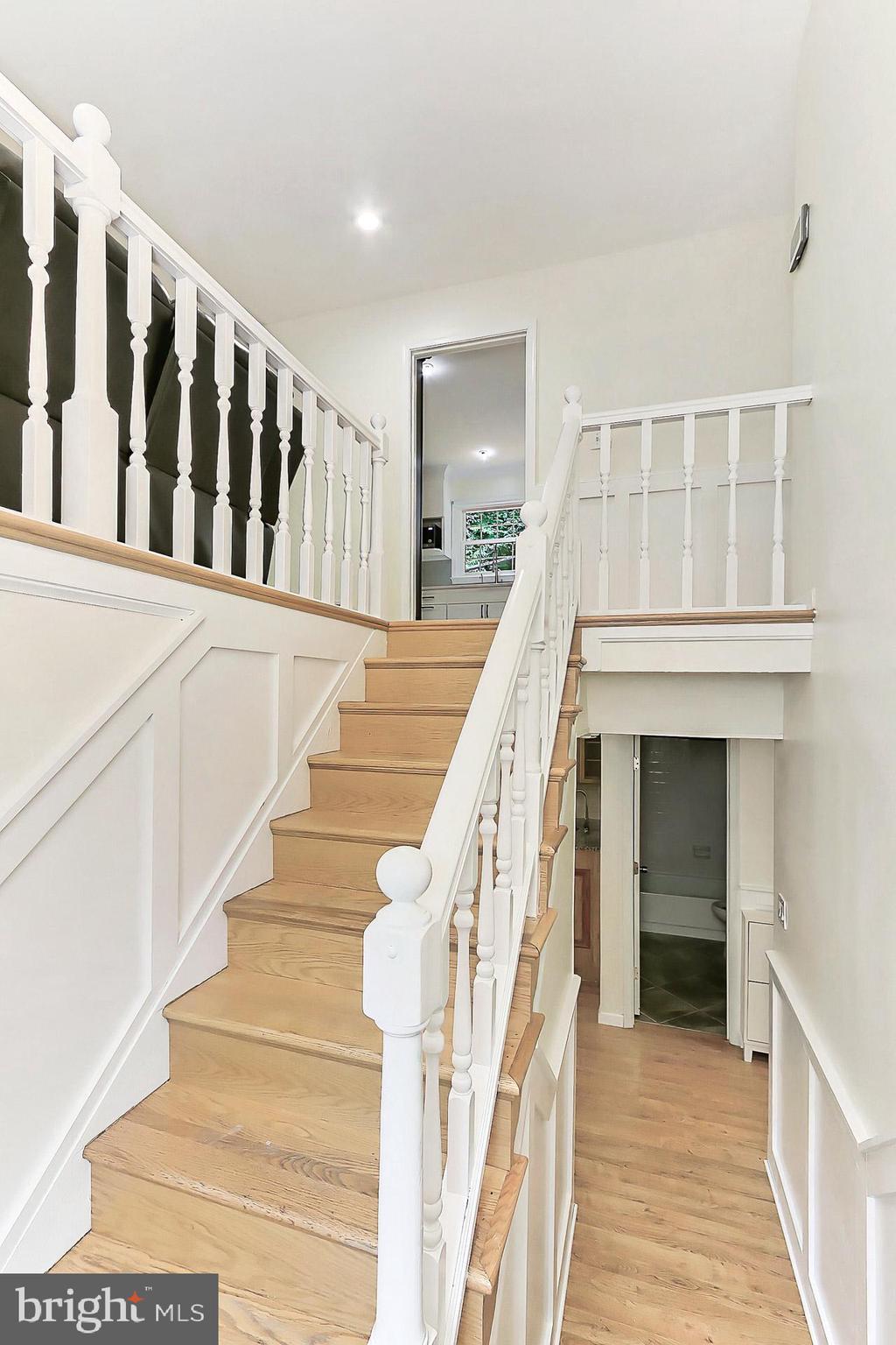 COUNTRY CLUB HILLS - Residential Lease