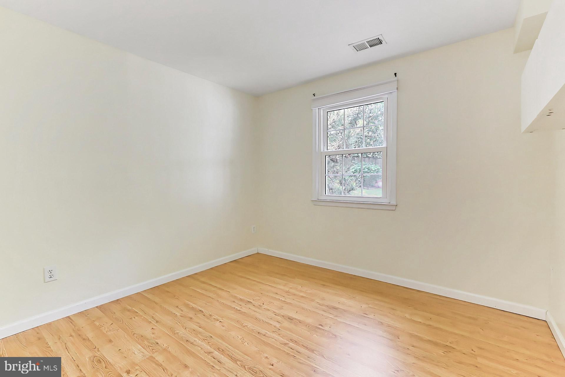 COUNTRY CLUB HILLS - Residential Lease