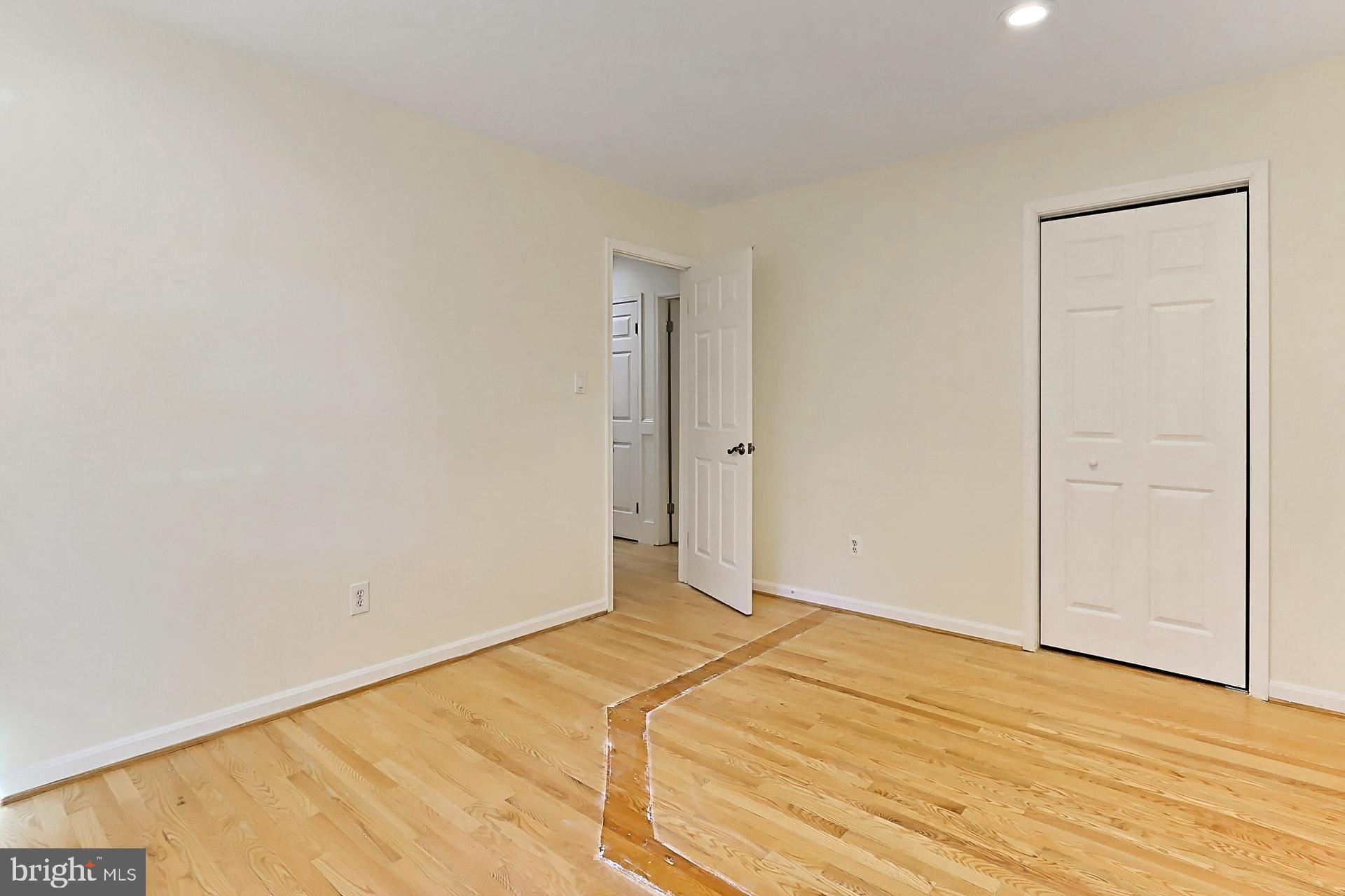 COUNTRY CLUB HILLS - Residential Lease