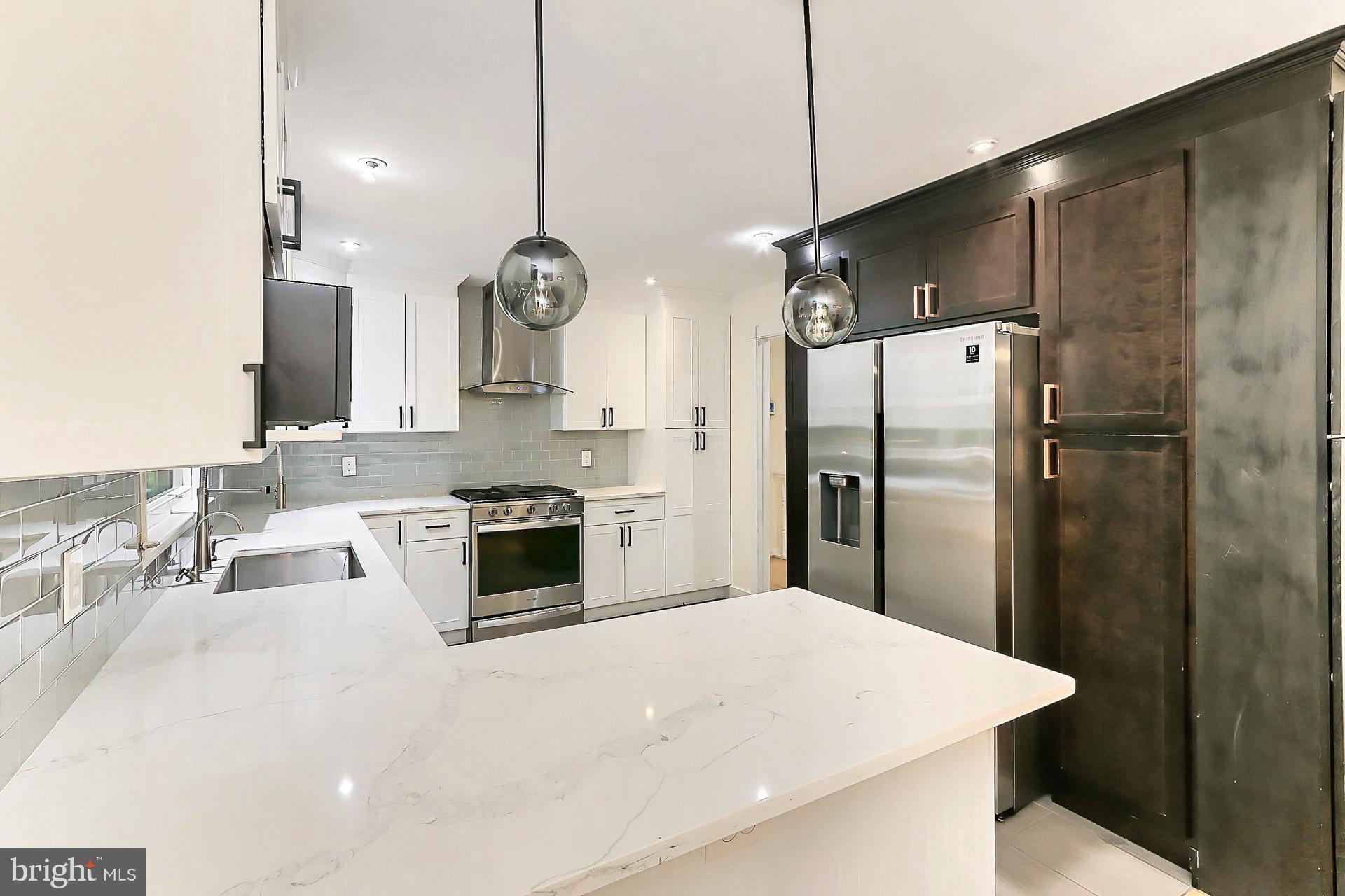 COUNTRY CLUB HILLS - Residential Lease