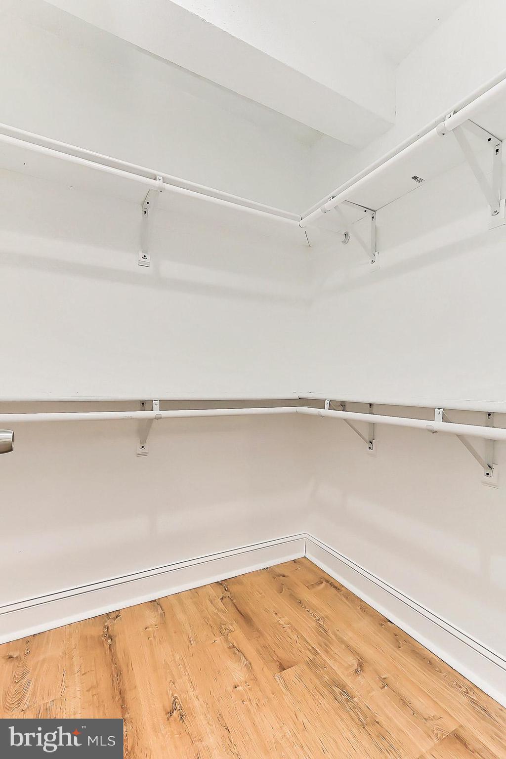 COUNTRY CLUB HILLS - Residential Lease