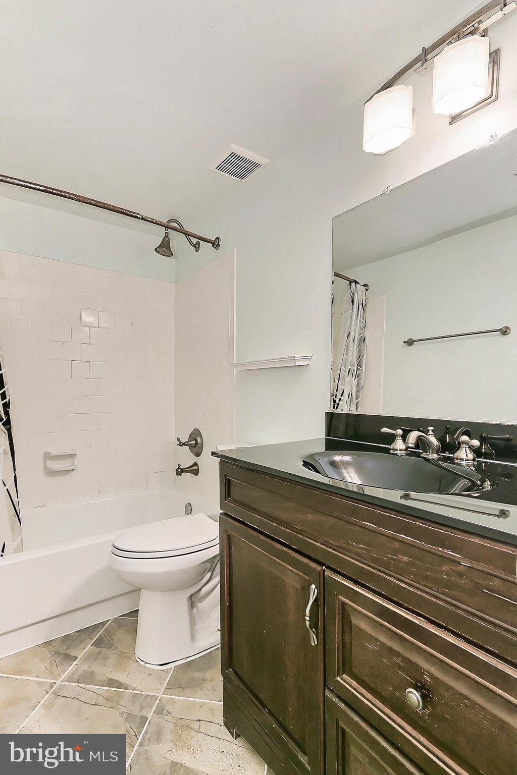 COUNTRY CLUB HILLS - Residential Lease