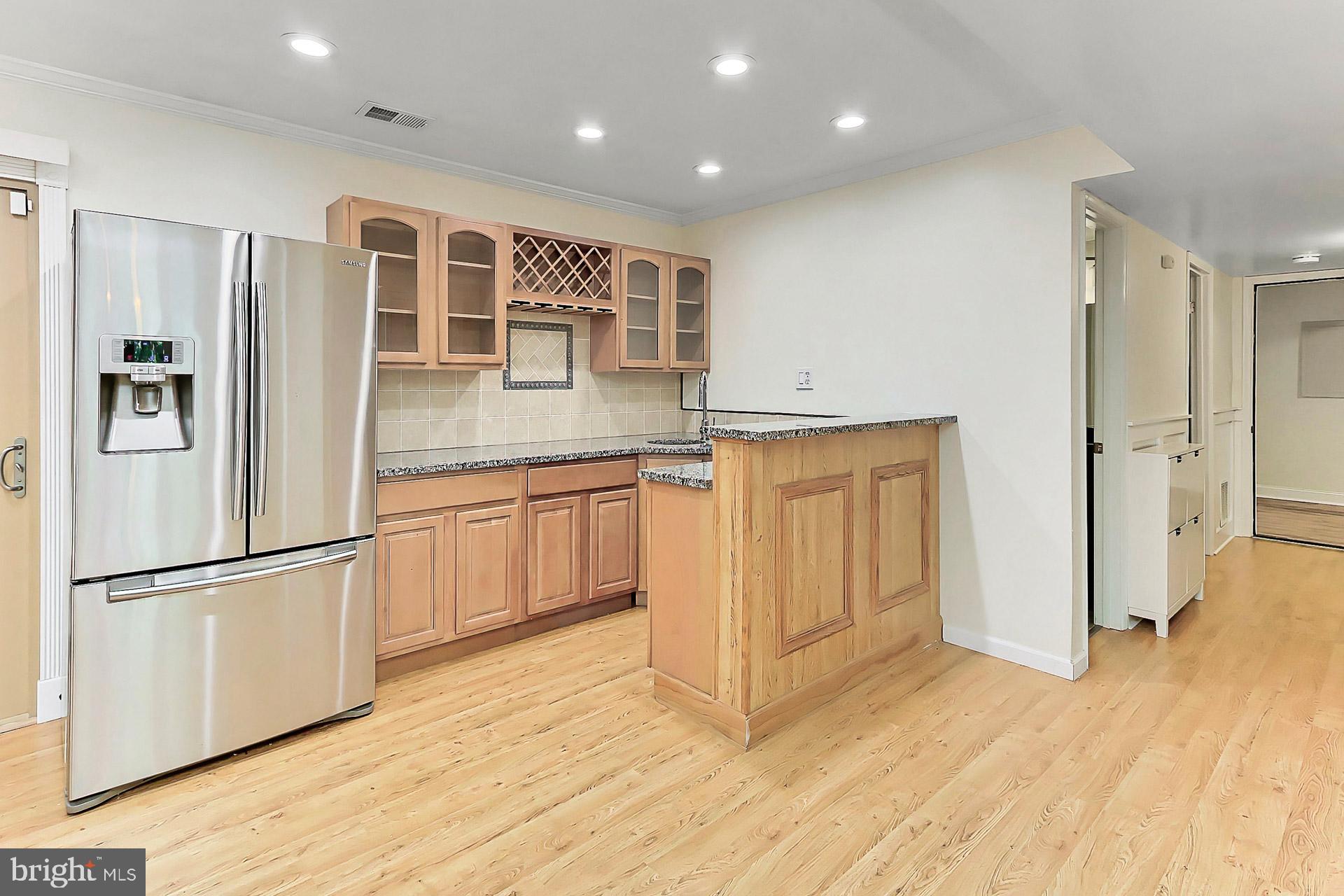 COUNTRY CLUB HILLS - Residential Lease