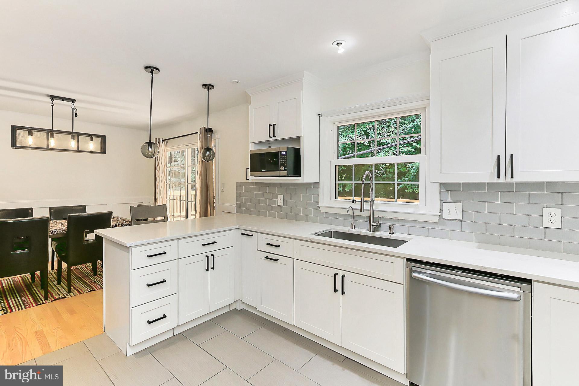 COUNTRY CLUB HILLS - Residential Lease