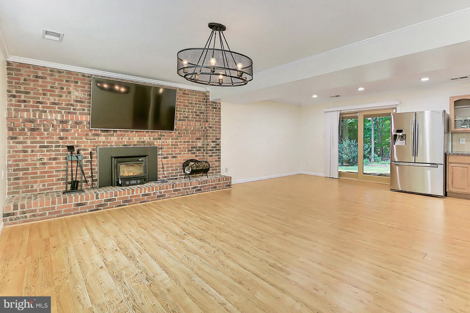 COUNTRY CLUB HILLS - Residential Lease