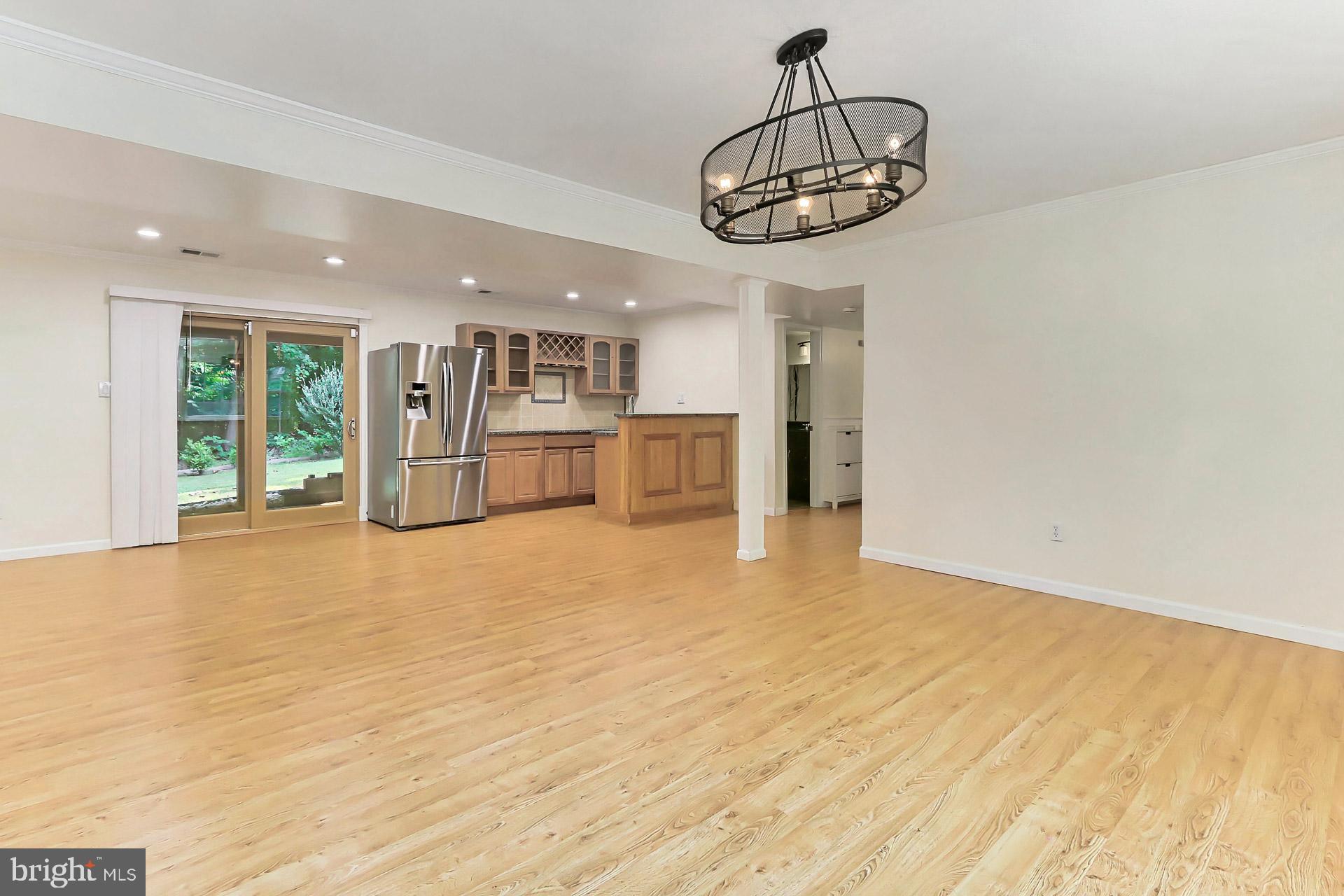 COUNTRY CLUB HILLS - Residential Lease