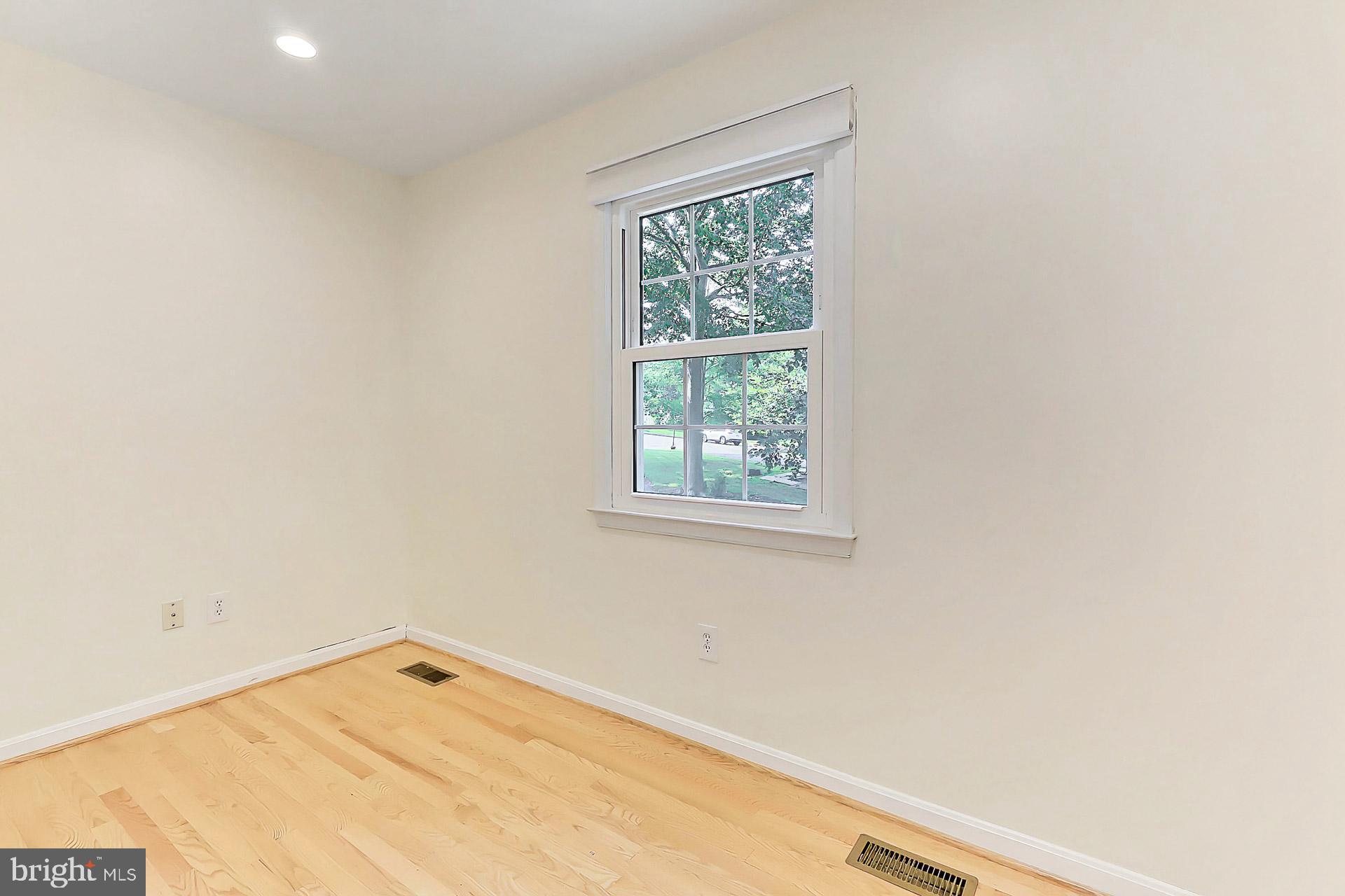 COUNTRY CLUB HILLS - Residential Lease