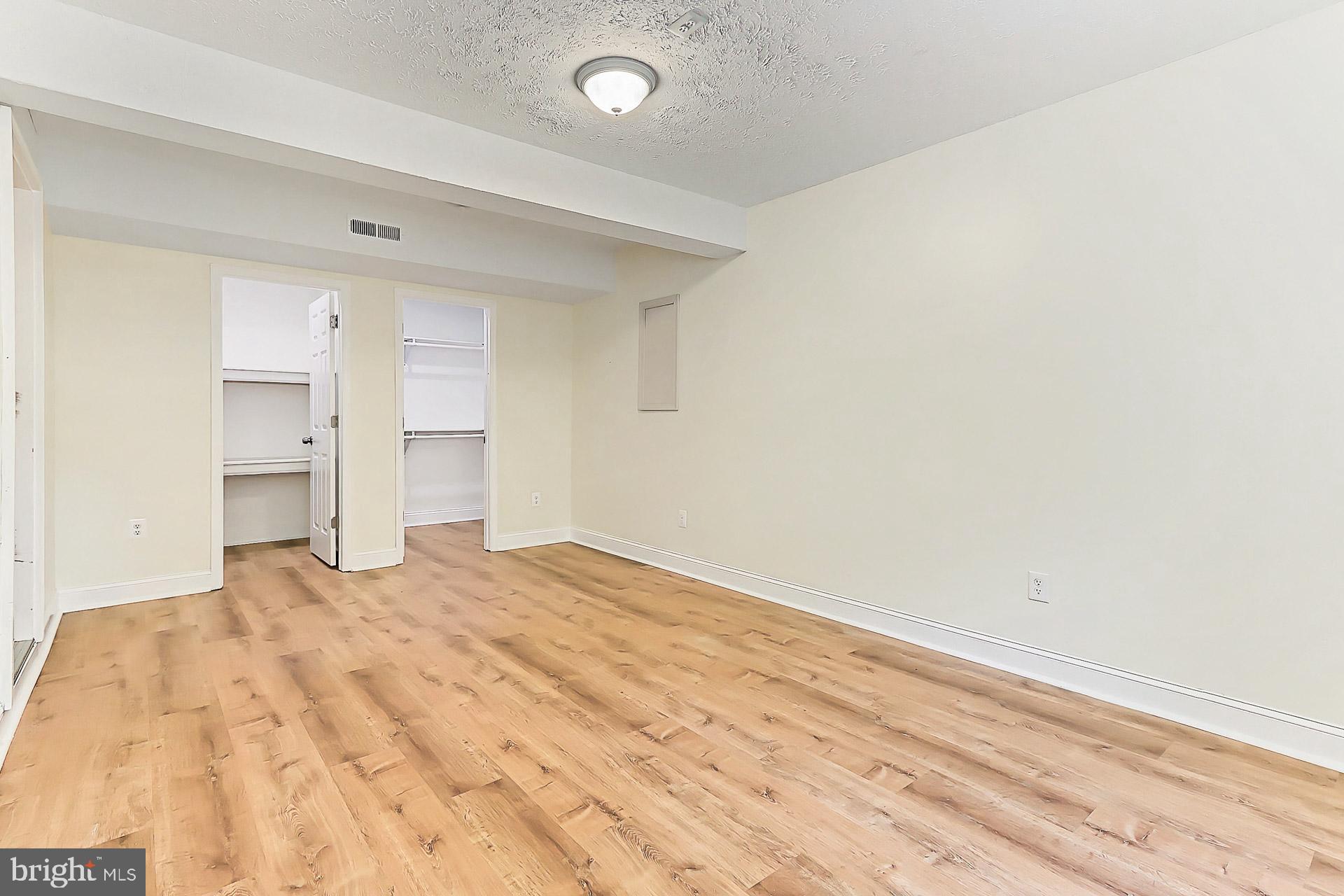 COUNTRY CLUB HILLS - Residential Lease