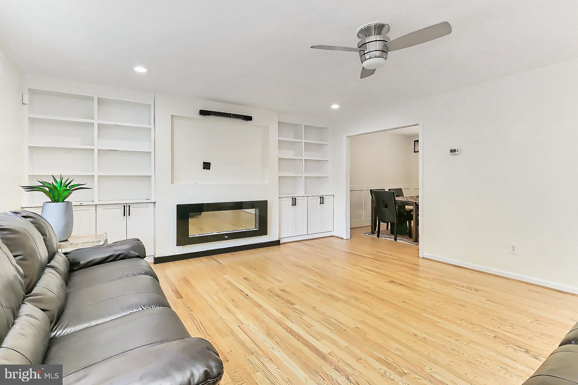 COUNTRY CLUB HILLS - Residential Lease