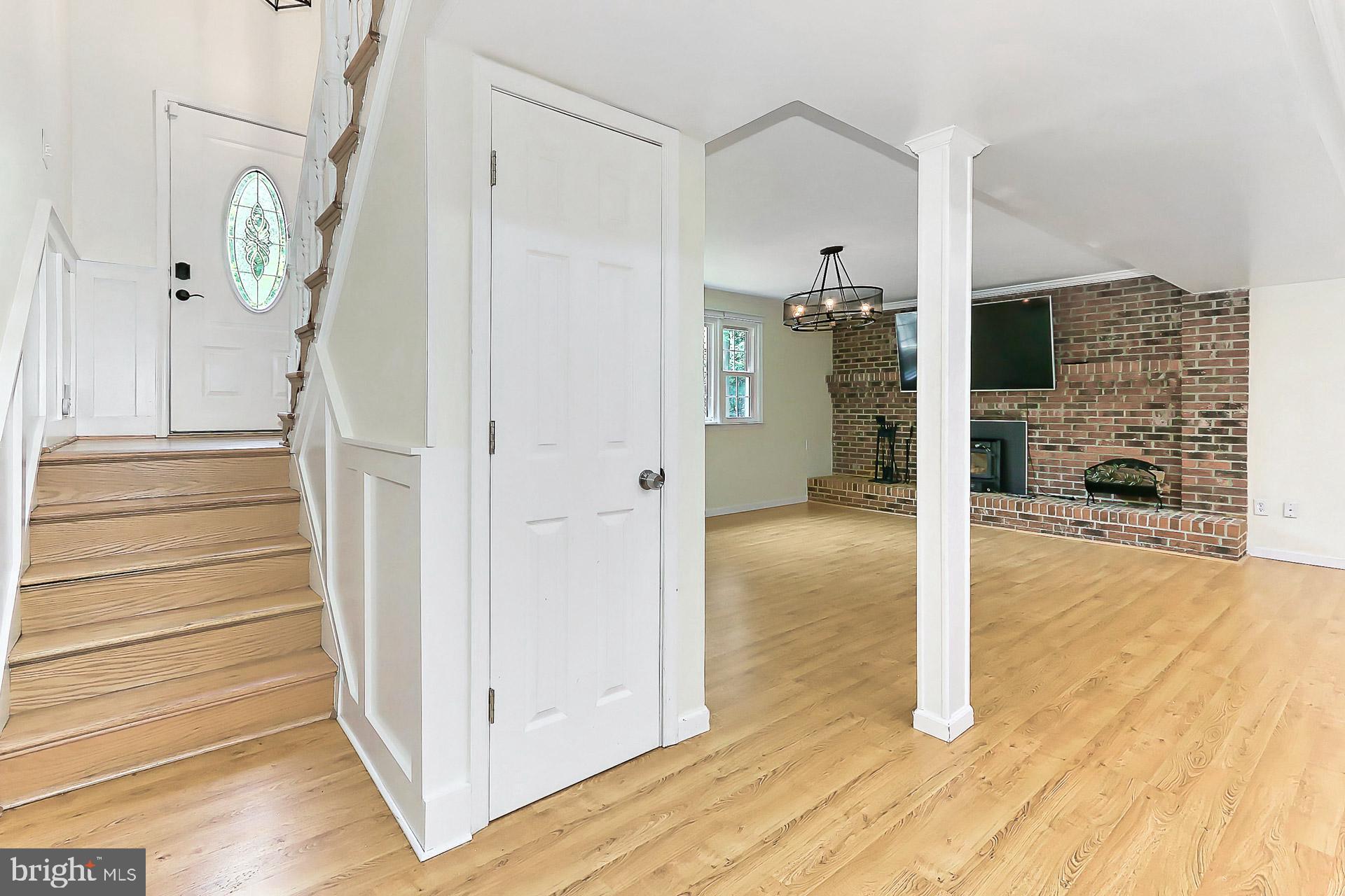 COUNTRY CLUB HILLS - Residential Lease