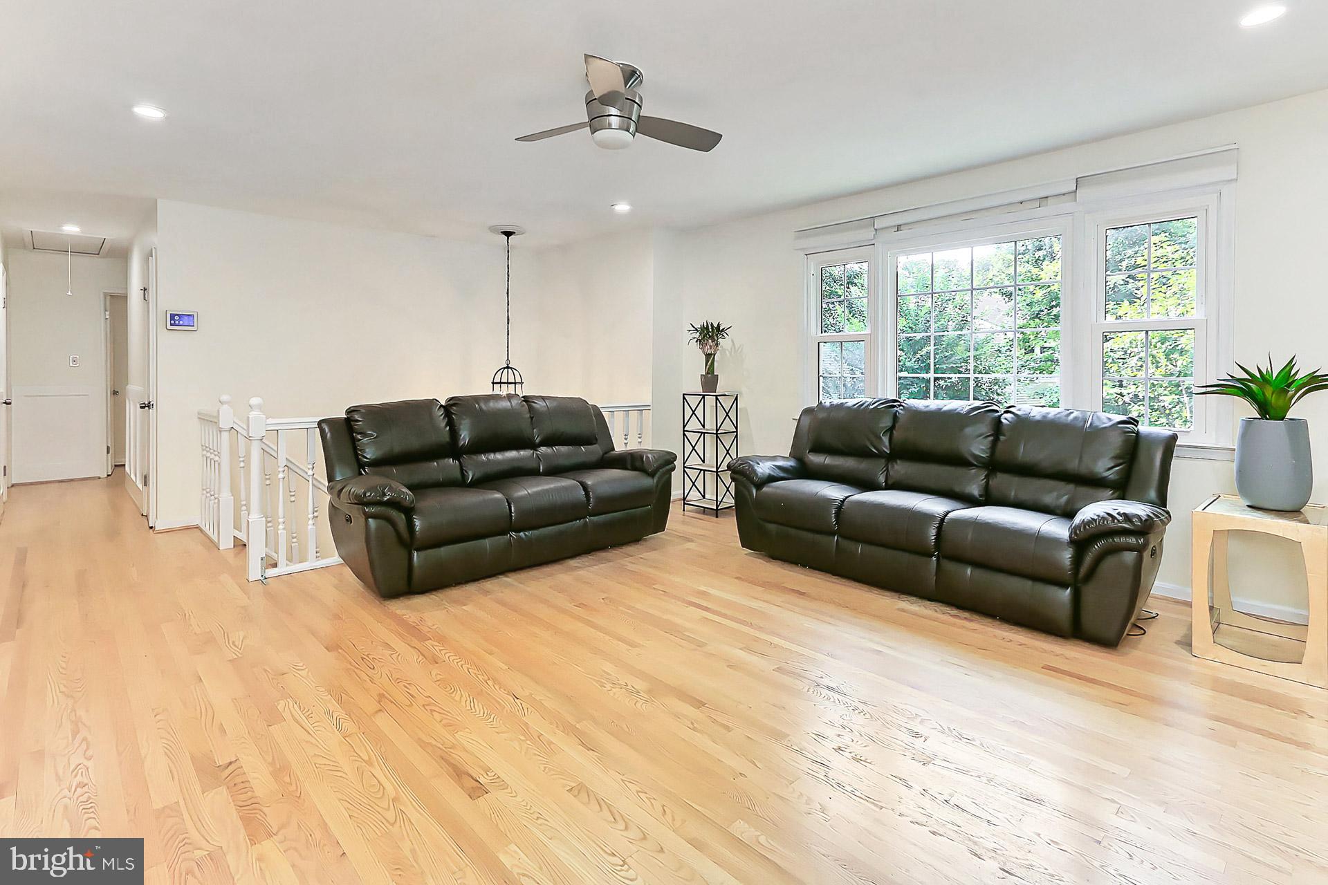 COUNTRY CLUB HILLS - Residential Lease