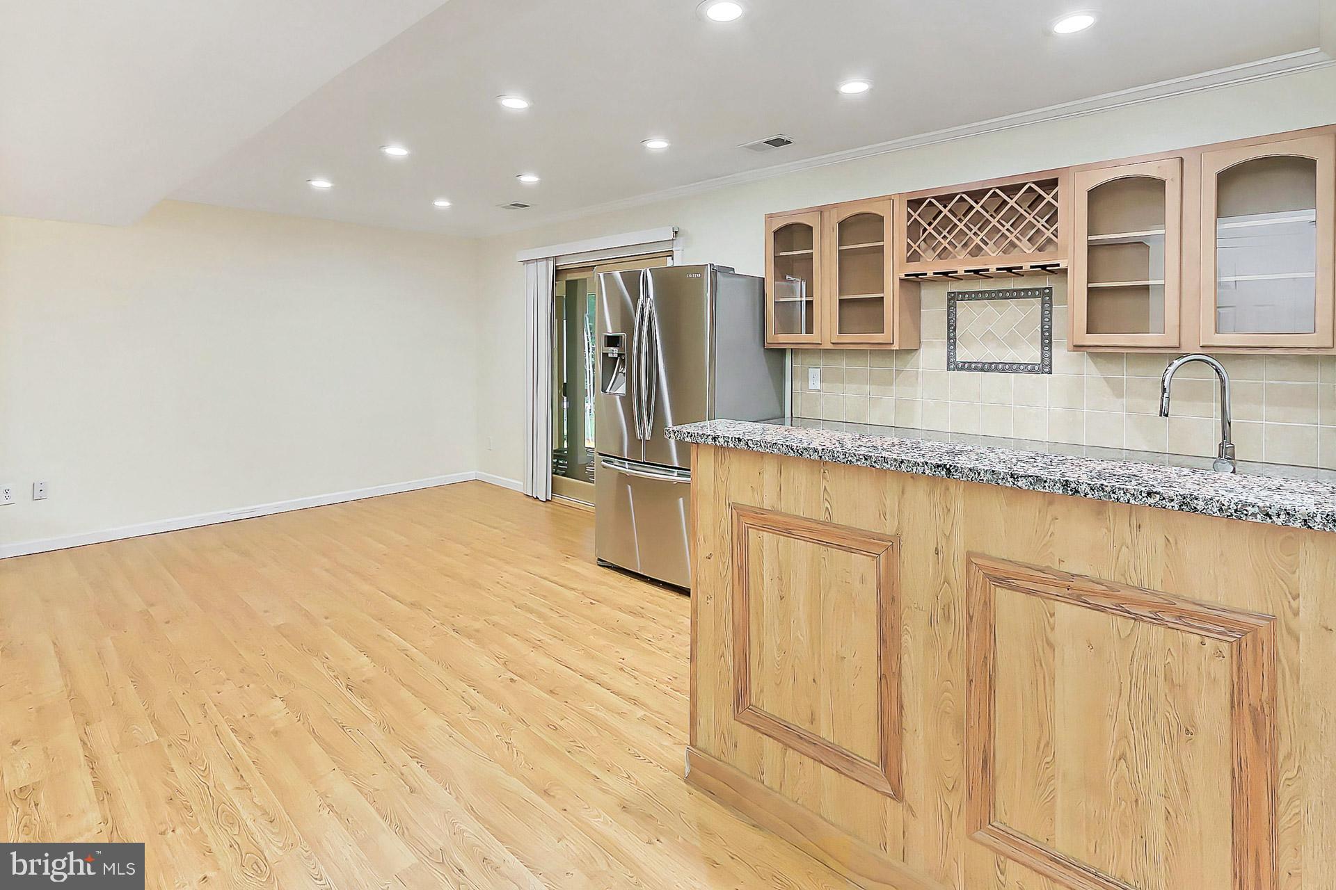 COUNTRY CLUB HILLS - Residential Lease