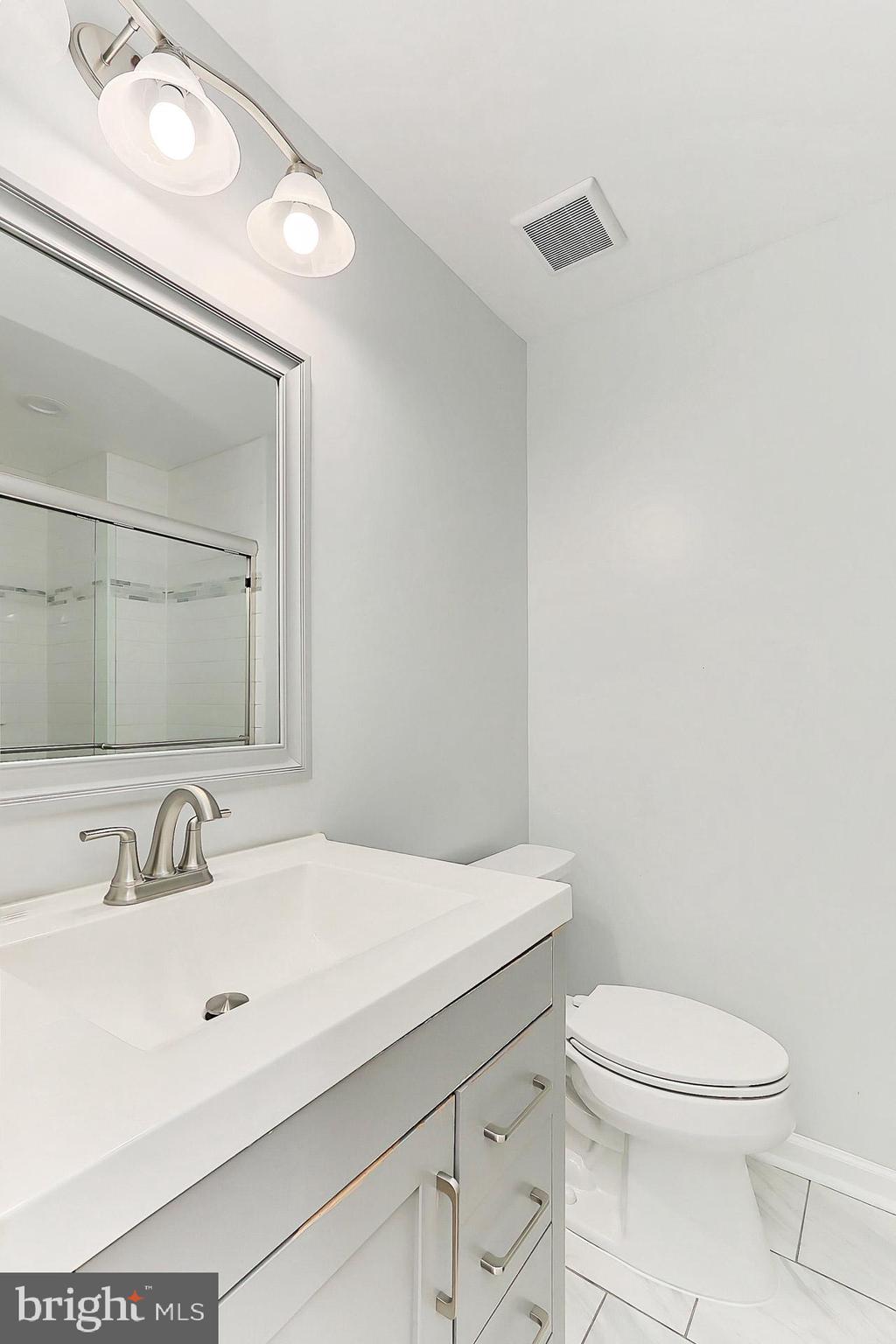 COUNTRY CLUB HILLS - Residential Lease