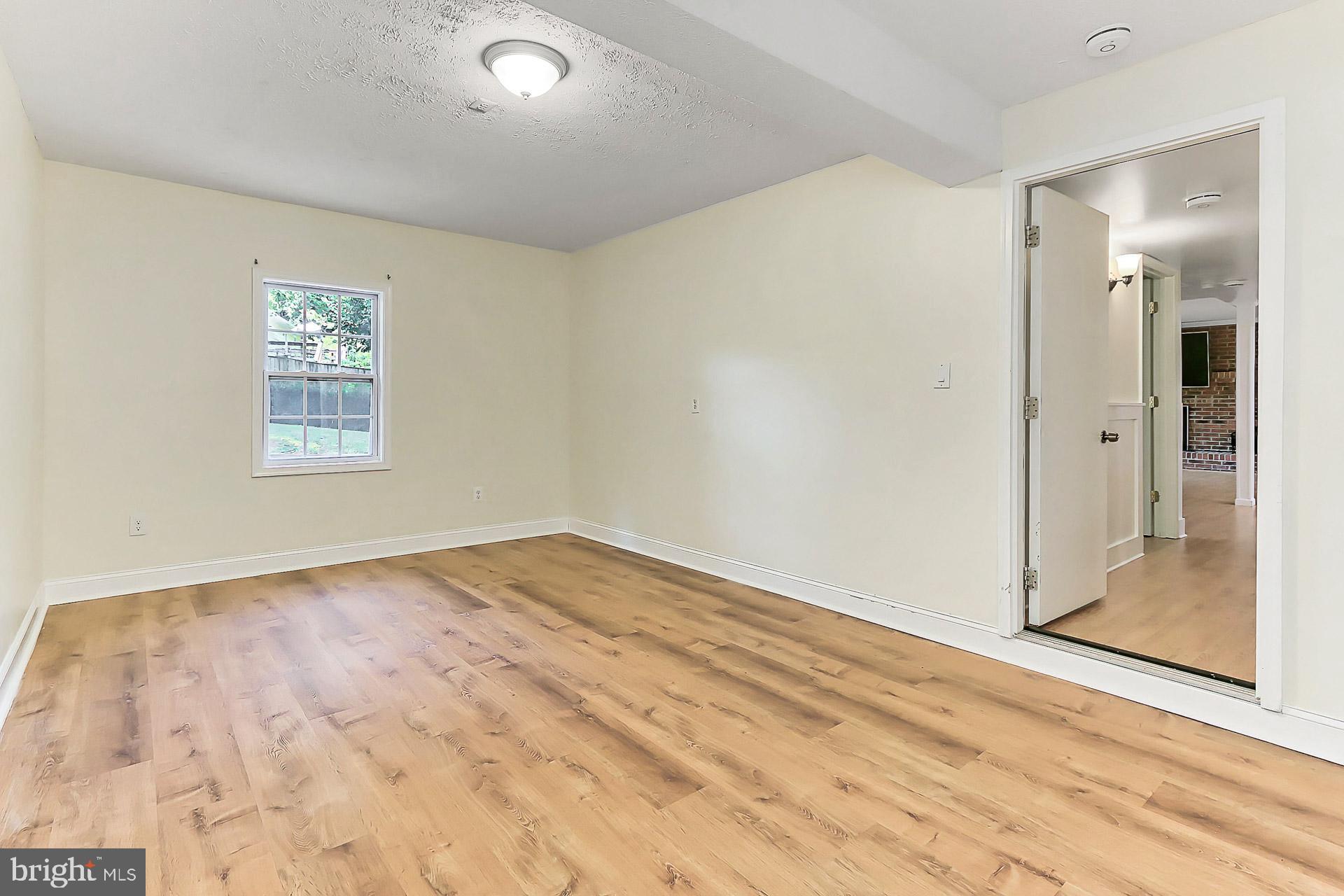 COUNTRY CLUB HILLS - Residential Lease