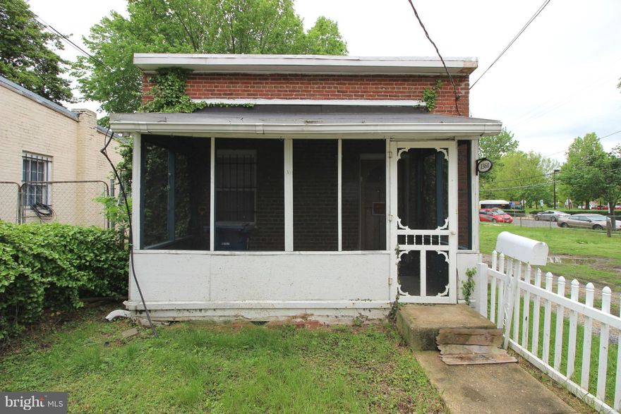 Gorgeous 2 BR 1 BA SFH in the heart of Alexandria! *Brand New Carpet & Freshly Painted throughout *LR w/ direct access to front porch *DR w/ light fixture leading to gourmet kitchen *Kitchen w/ ample cabinet space & natural light *BRs boast wall to wall carpeting & generous reach-in closet *Enormous backyard *Steps away from Braddock Rd Metro & minutes from King St *MUST SEE *Available NOW