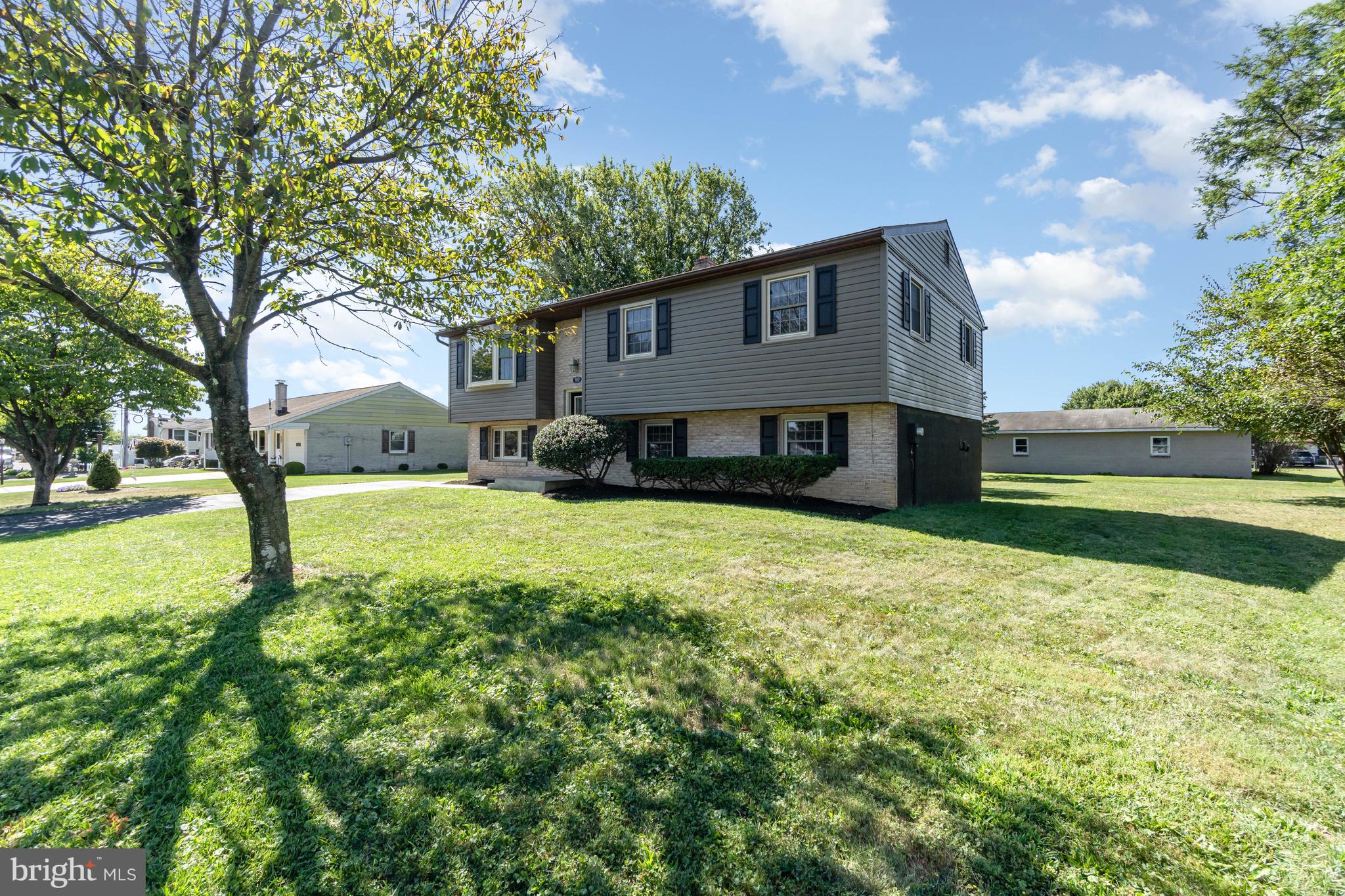 810 OAK LANE