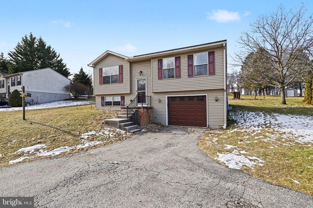 Photo of 2357 Meetinghouse Road, SPRING GROVE, PA 17362 (MLS # PAYK2096766)