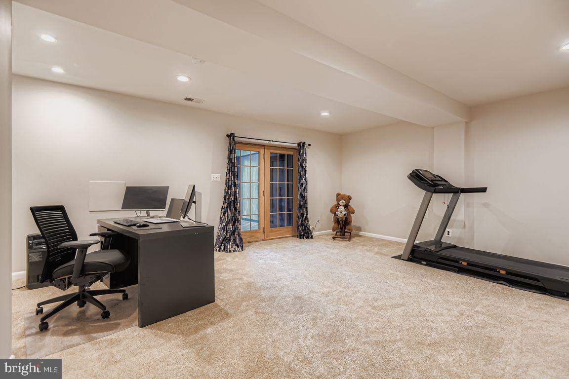 SEVEN COURTS - Residential