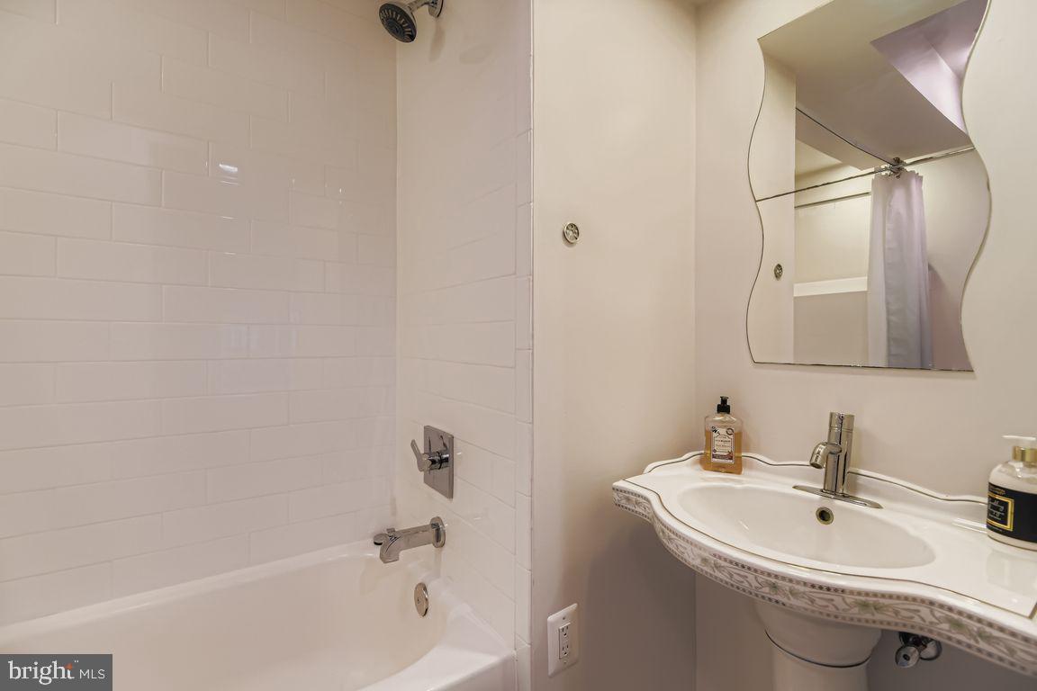 SEVEN COURTS - Residential