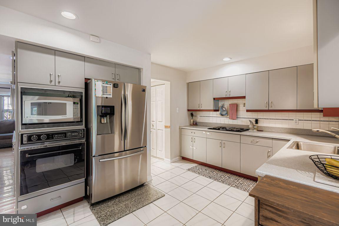 SEVEN COURTS - Residential