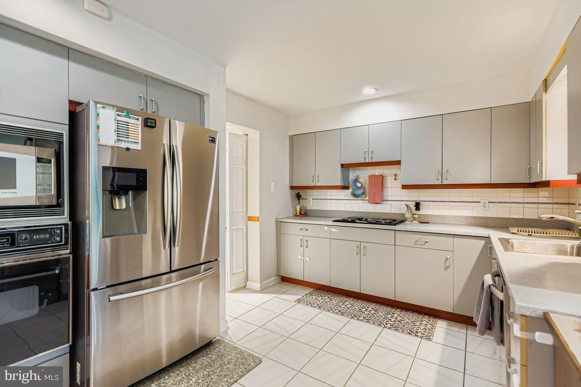 SEVEN COURTS - Residential