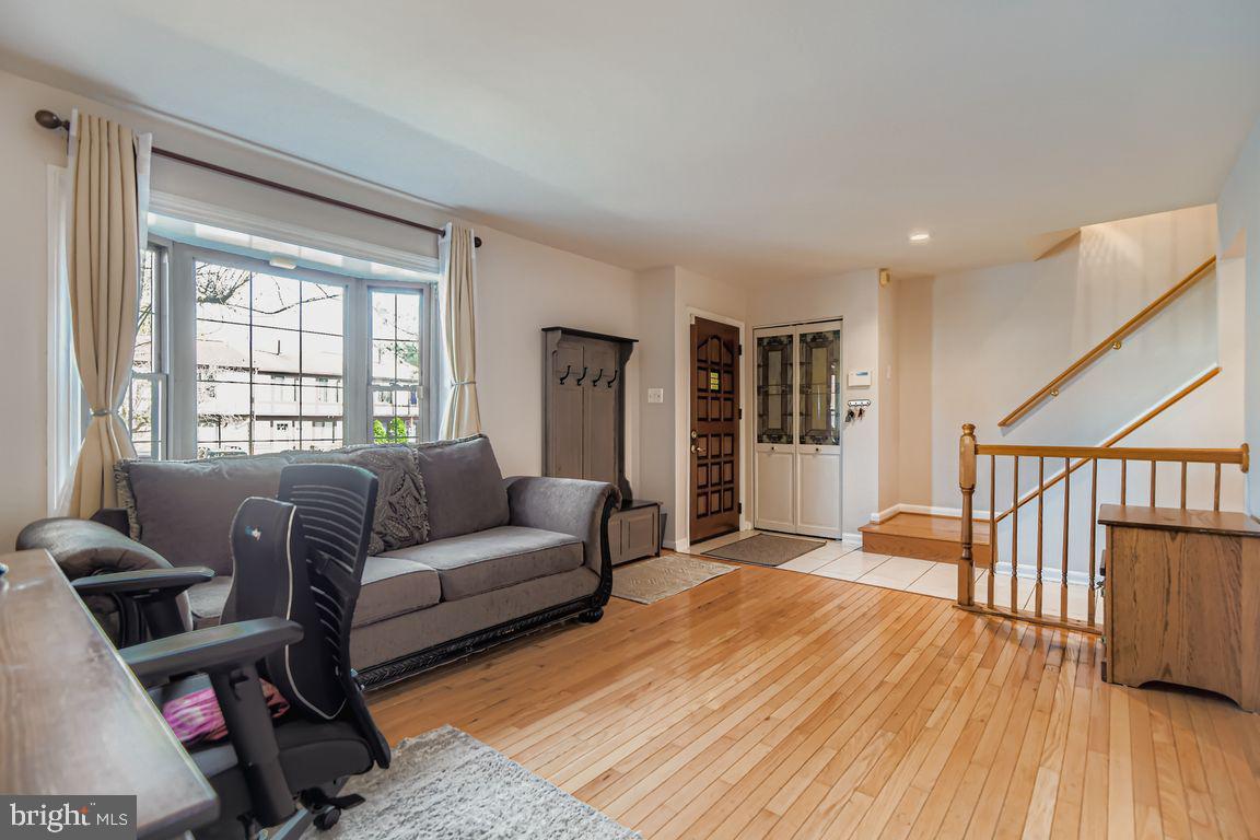 SEVEN COURTS - Residential