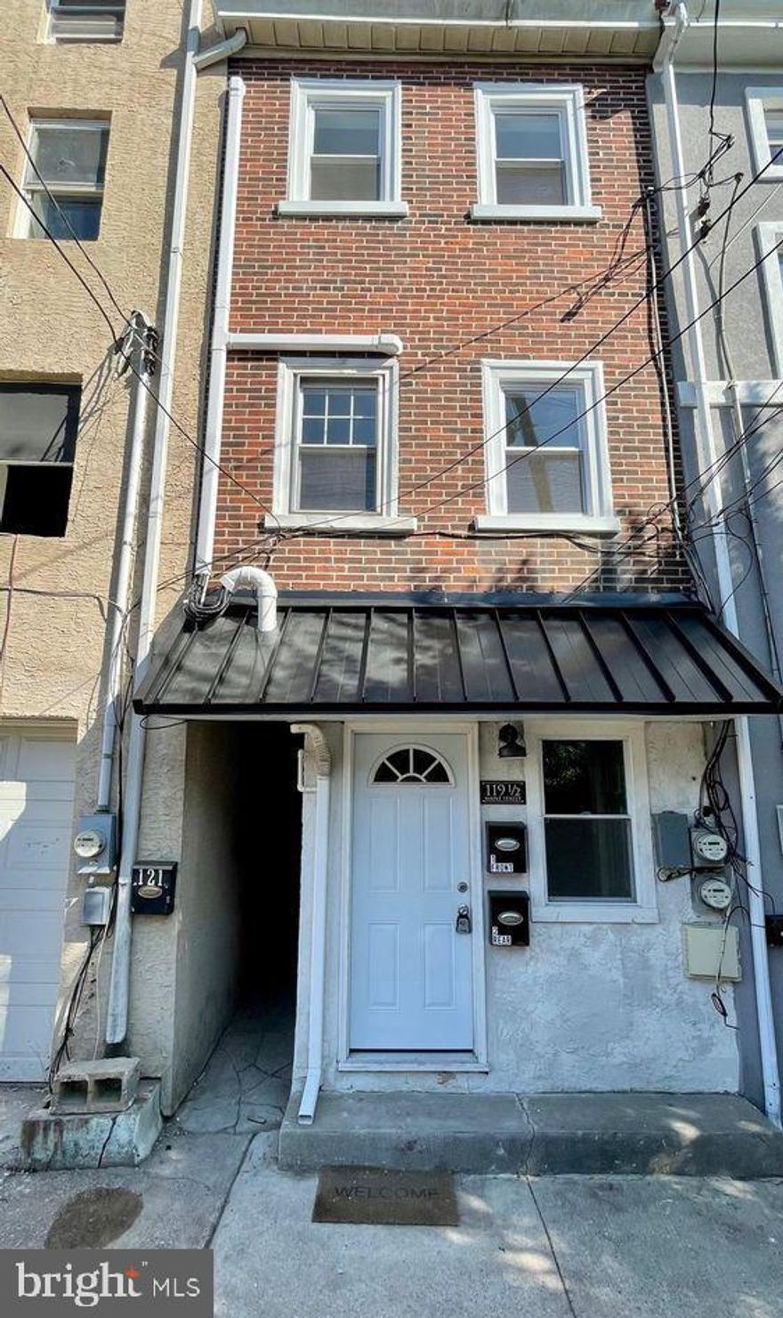 Beautifully renovated second-floor, two-story apartment in the heart of downtown Conshohocken, just steps from restaurants, parks, and the train. Features a modern kitchen with stainless steel appliances, quartz countertops, white cabinetry, plus an updated bathroom and new flooring throughout. Bright, sunny living room off the kitchen. A mudroom with stackable washer/dryer completes the main level.

The second floor offers a bedroom that fits a queen-size bed with two closets. Enjoy a fully fenced shared backyard and easy access to the Schuylkill River Trail and local favorites like Guppy’s and Great American Pub. Pet-friendly with additional pet rent. Tenant pays gas, electric, and renter’s insurance only.