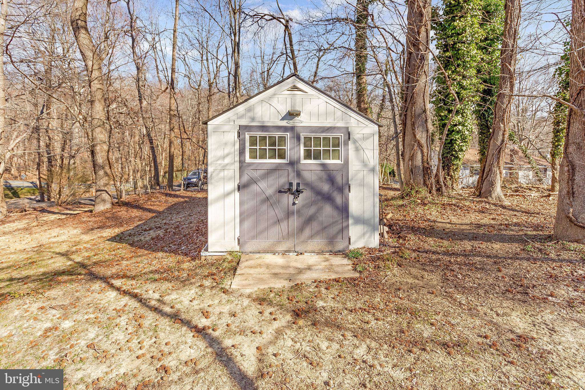 BREEZY POINT - Residential