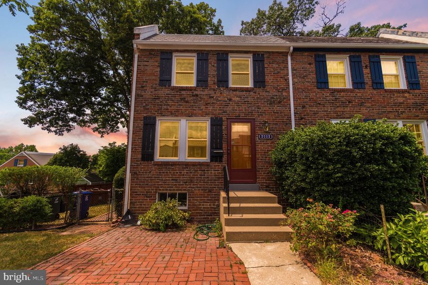 Cute 2 bedroom, 1 bath townhouse with a bonus room in the basement! Large windows throughout  allowing plenty of natural light to shine in! Laundry room is large allowing space for storage. Extra large side and back yard with lovely brick patio. Street parking. This location makes commuting a breeze! 1-mile to Ballston-MU Metro Line, easy access to I-66, near plenty of restaurants and shopping! Nearby parks include Woodstock Park, Big Walnut Park and Woodlawn Park.