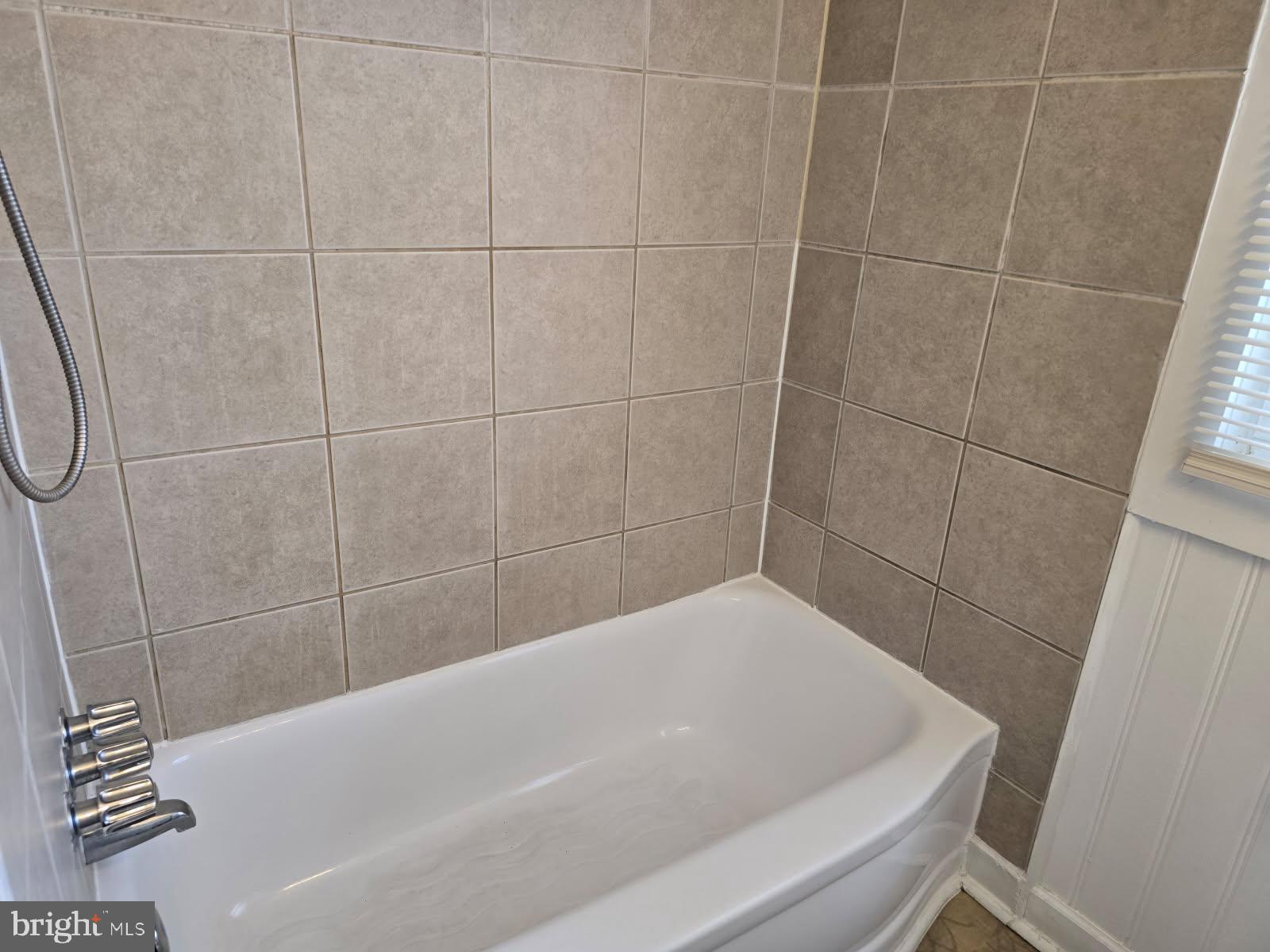 CHARLESMONT - Residential Lease